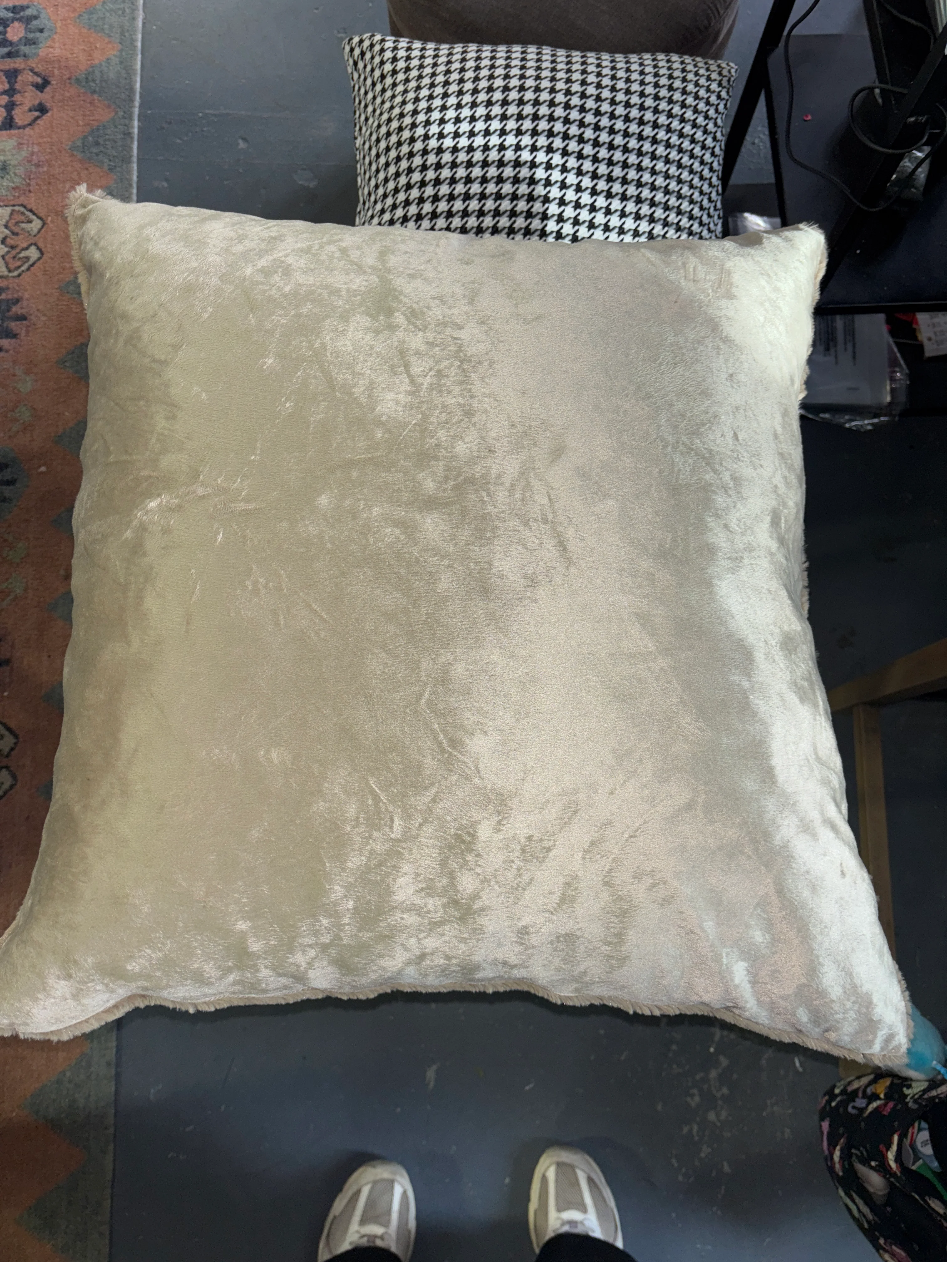 (1PC) Cheer Collection Luxurious Faux Fur Throw Pillow SHOWROOM ITEM - Image 3