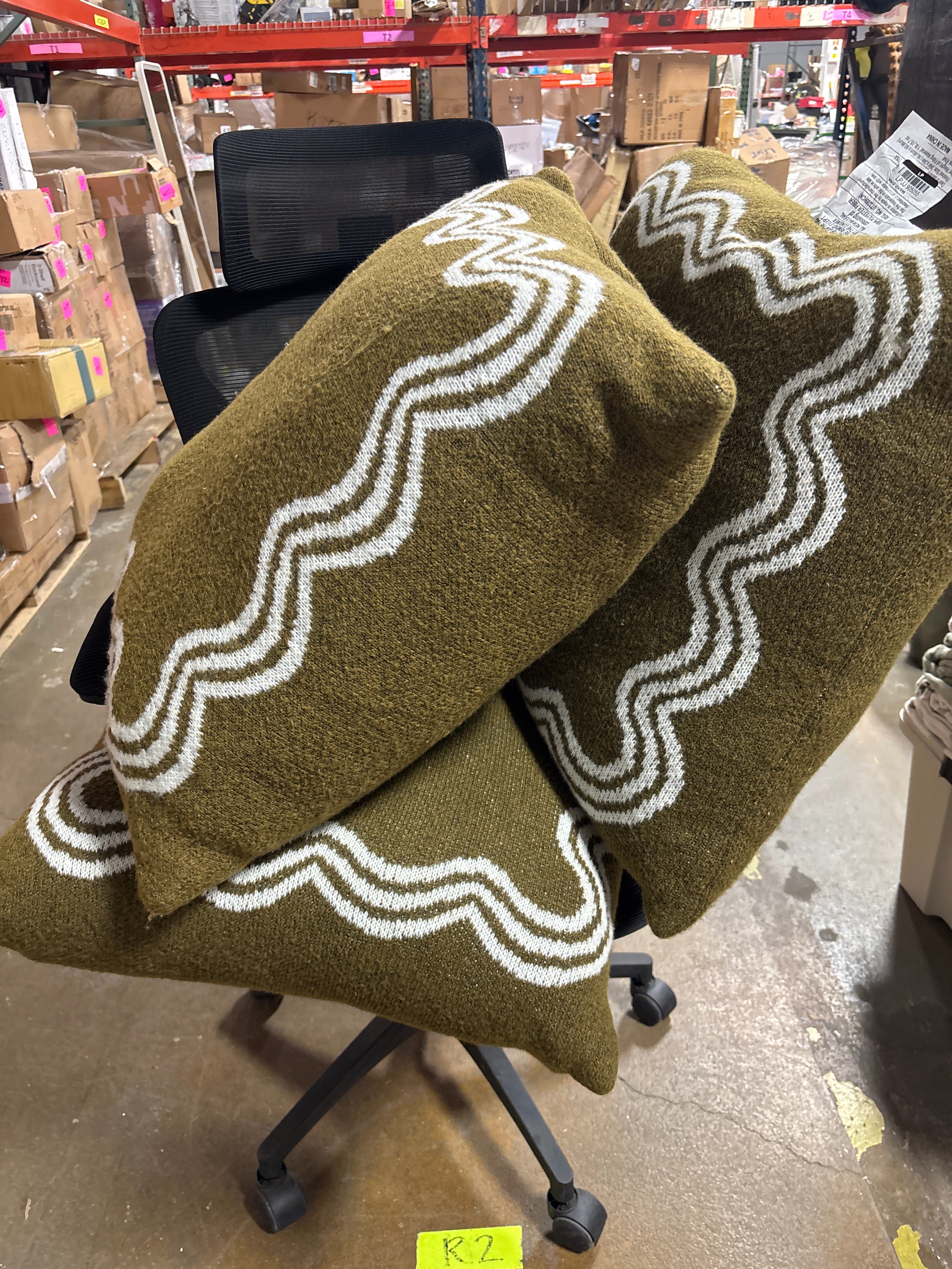 24 x24" Pillow Jacquard Knit Scallop Dark Olive SHOWROOM ITEM - Image 4