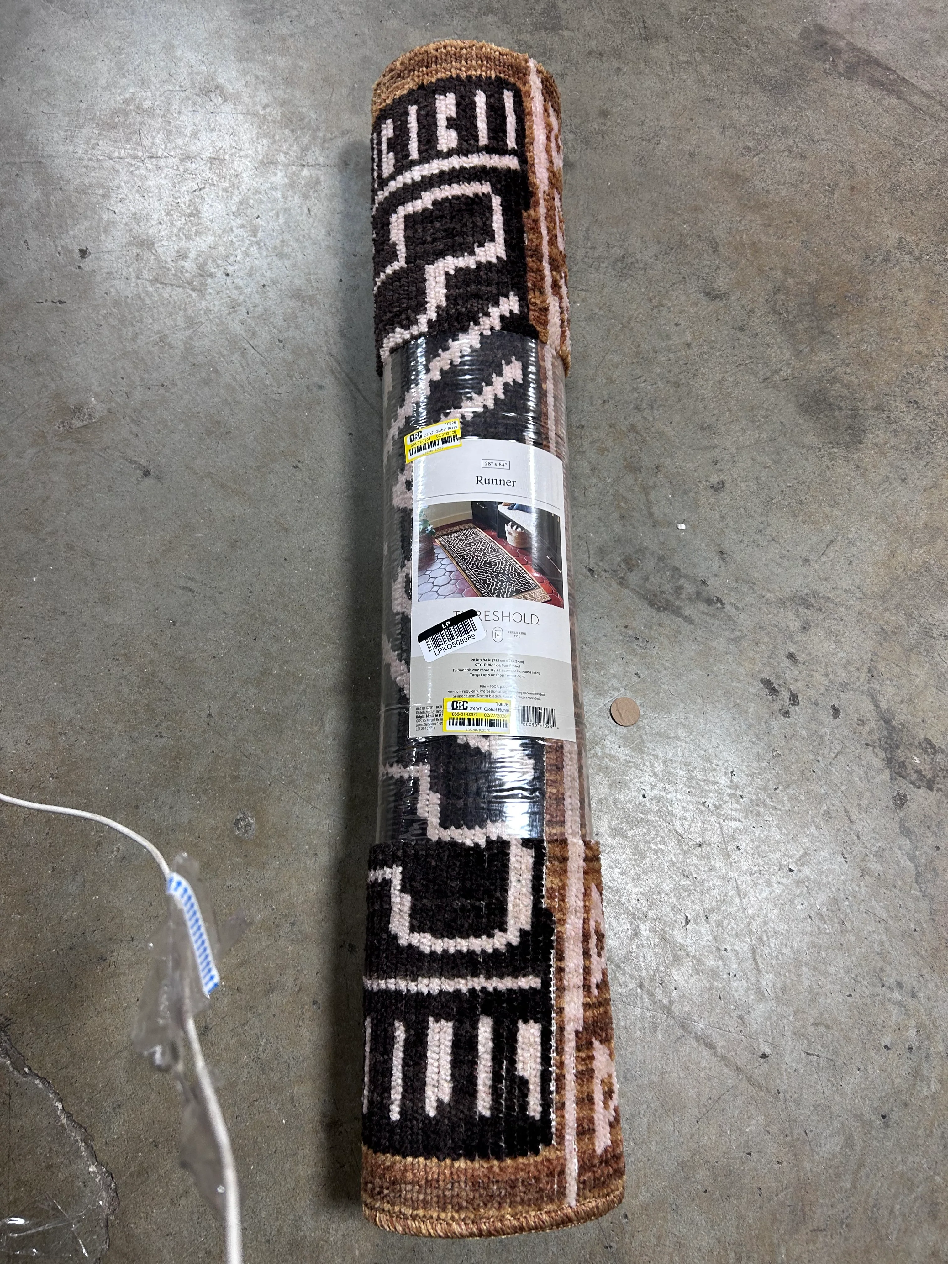 2'4"x7' Global Runner Rug Black/Tan - Image 6