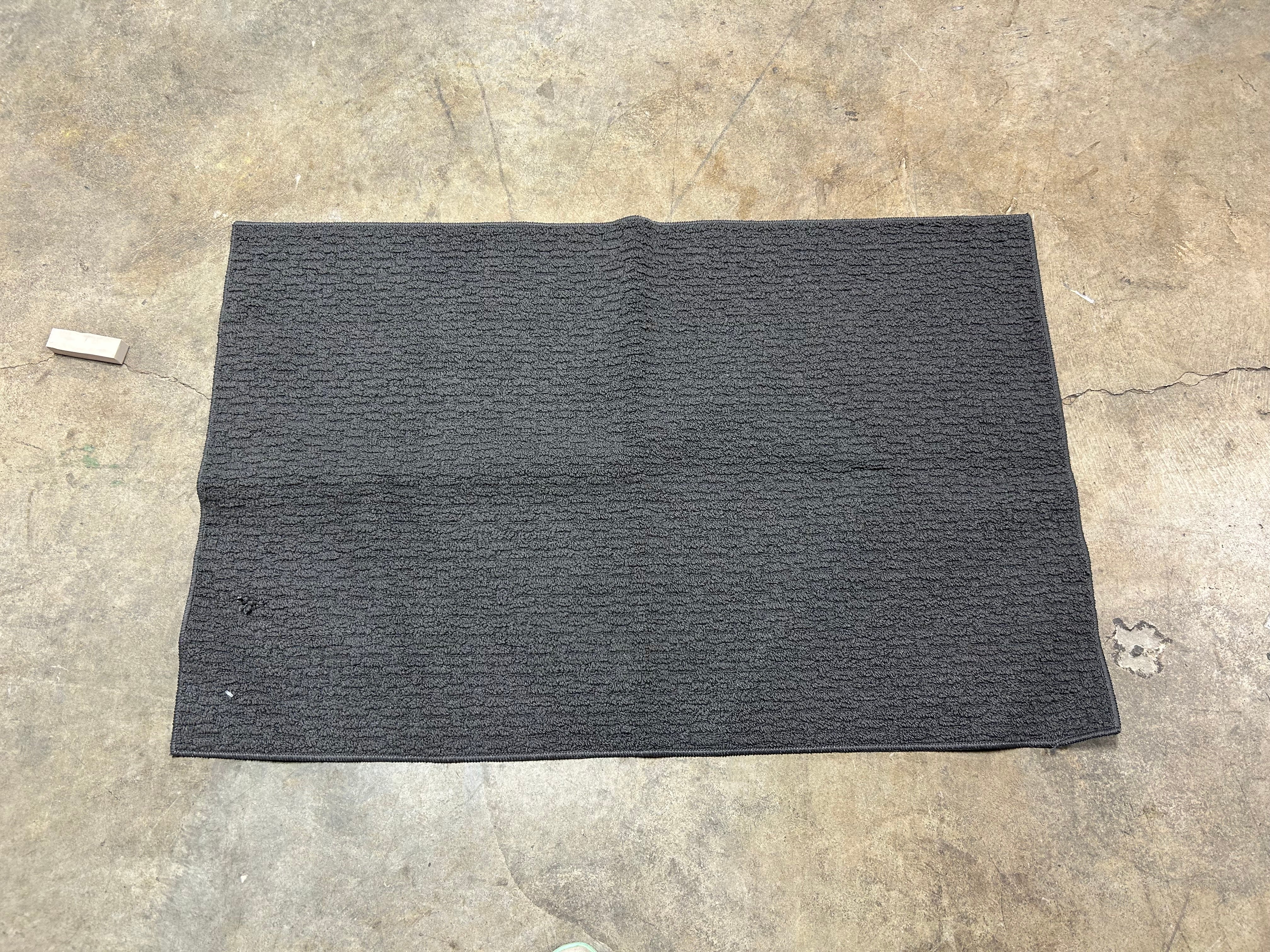 Washable Solid Machine Tufted Accent Rug Gray 2'6"x3'10" - Image 4