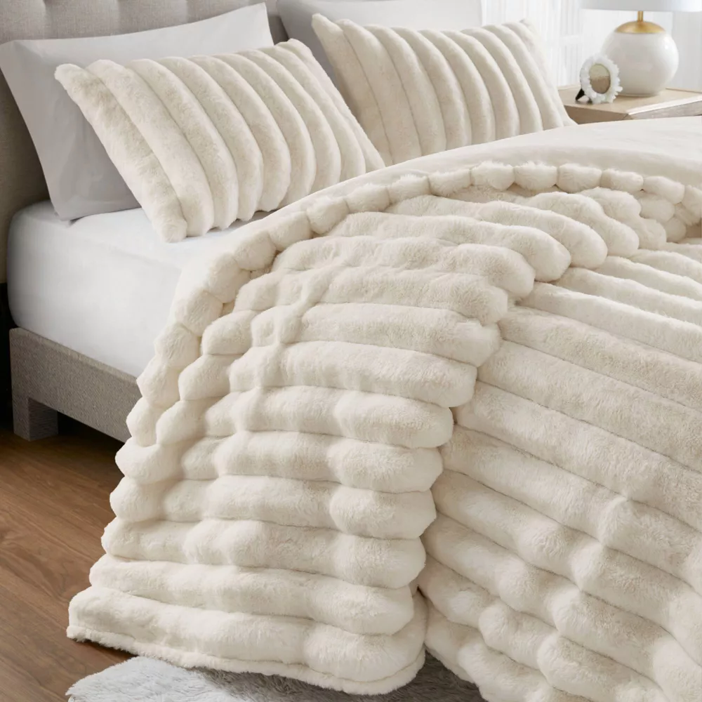 3 Pcs Elegant Reversible Faux-Fur Plush Comforter Set Queen - Image 3