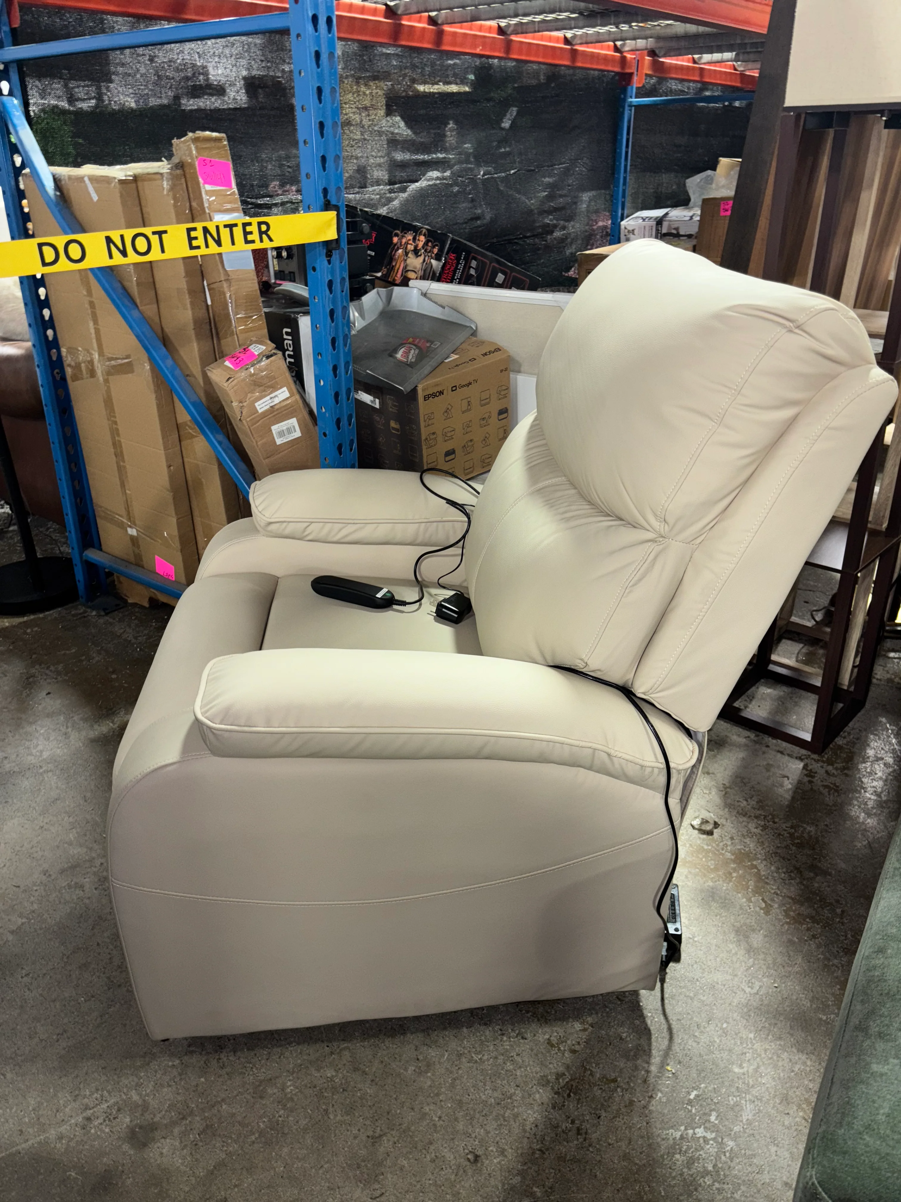 33'' Oversized Power Lift Recliner Chair With Heat & Massage SHOWROOM ITEM - Image 4
