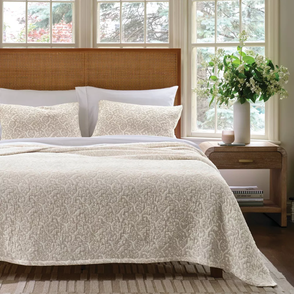 3pc Full/Queen Reversible Lightweight Matelasse Quilt and Shams Set Vine Floral Natural - Image 5