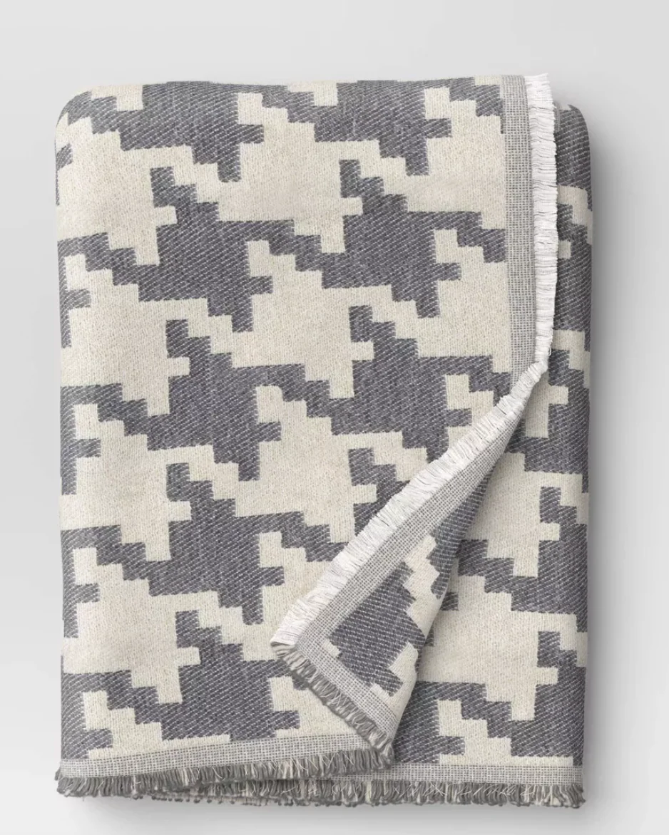 50''x60'' Oversized Chenille Woven Houndstooth Throw SHOWROOM ITEM