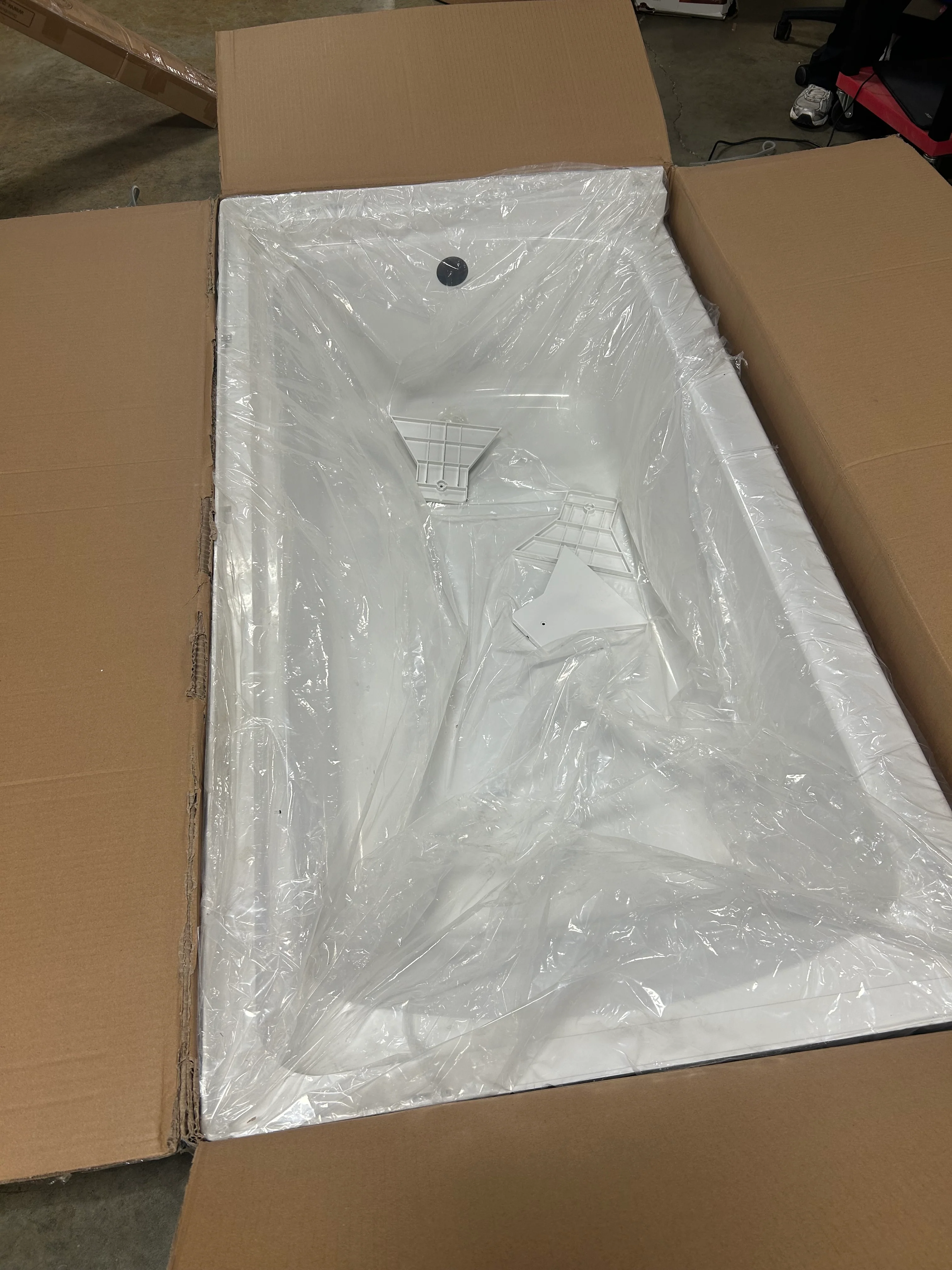 Soaking Alcove Bathtub with Right Drain in White - Image 6