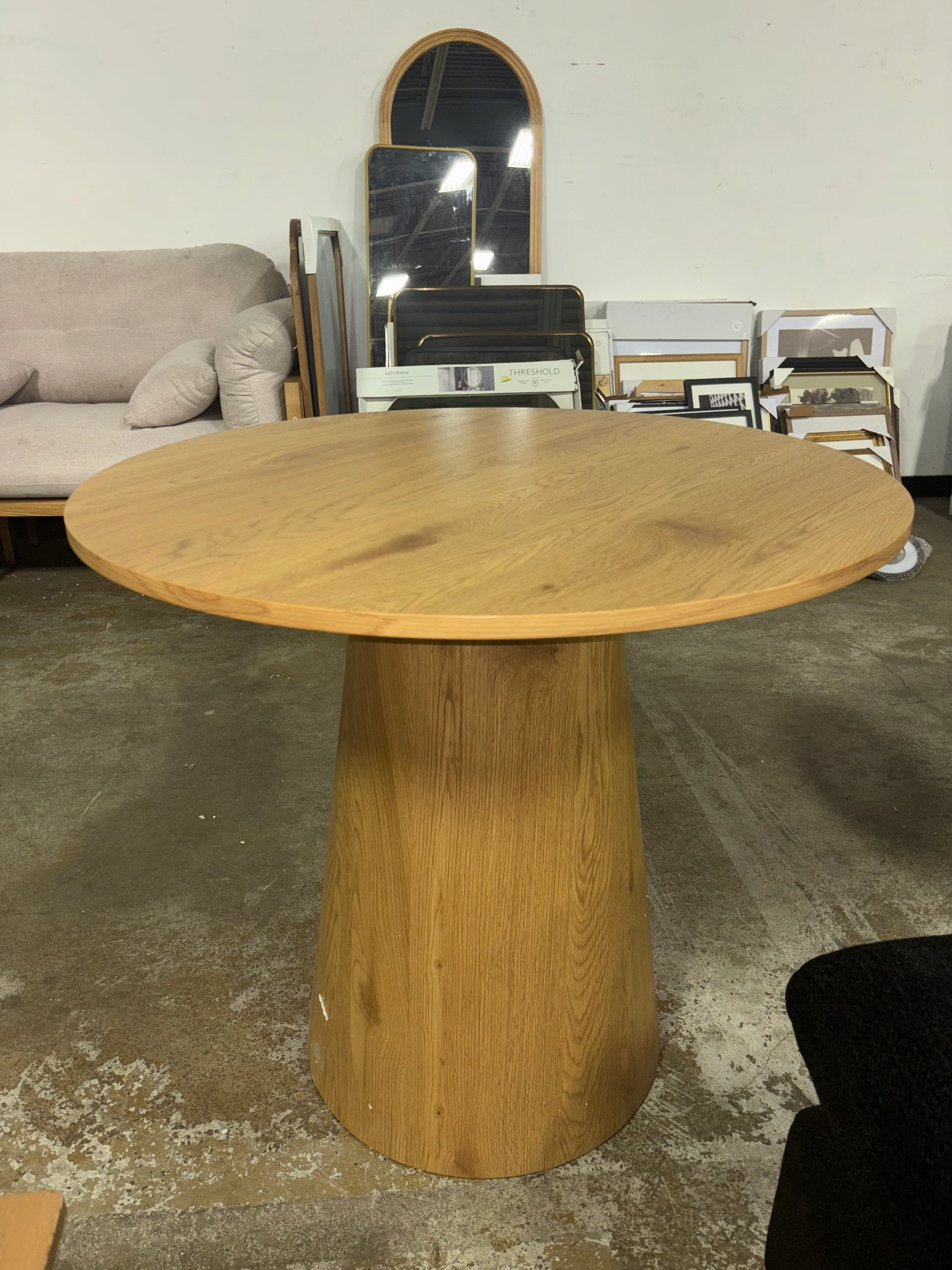 Agne 35" Round Pedestal Dining Table SHOWROOM ITEM - Image 5