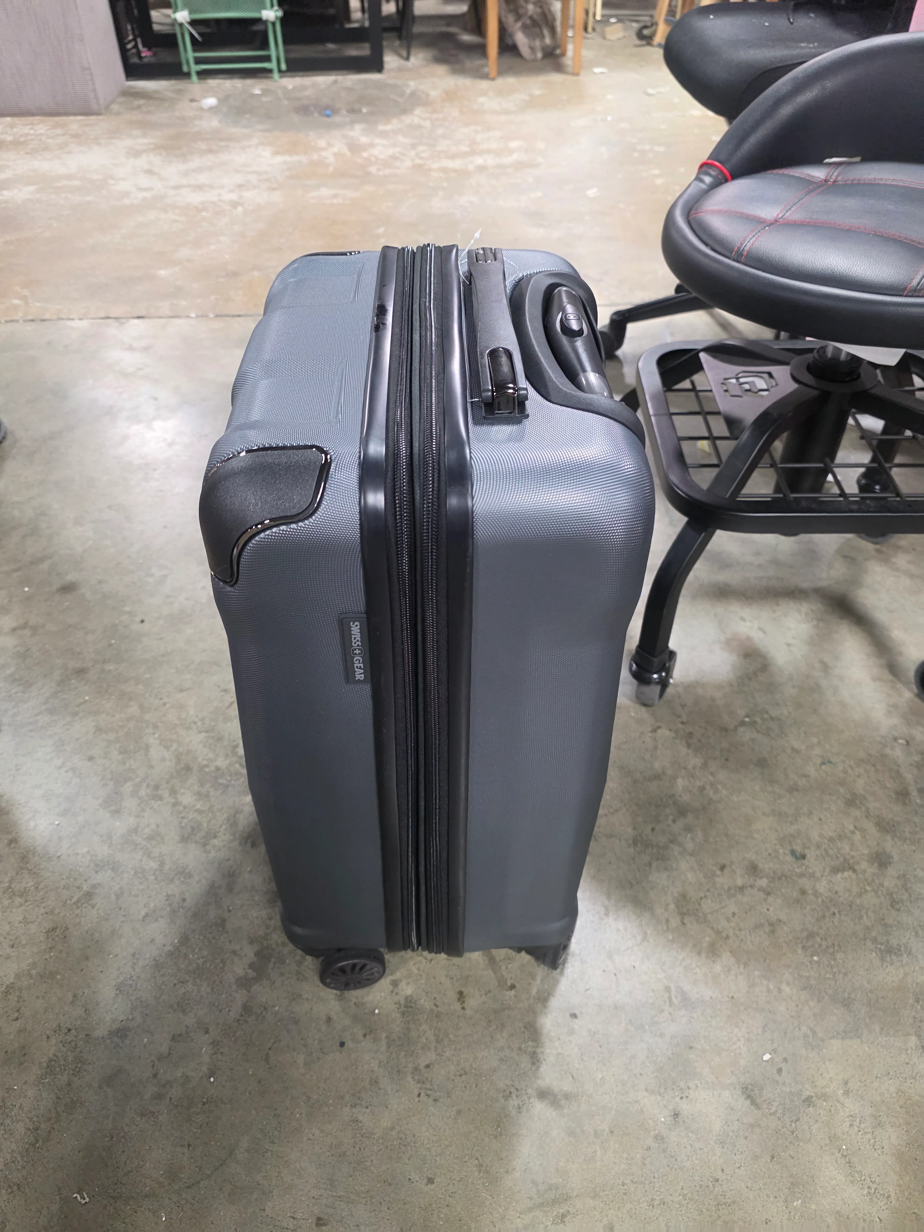 Cascade Hardside Carry On Suitcase - Image 8