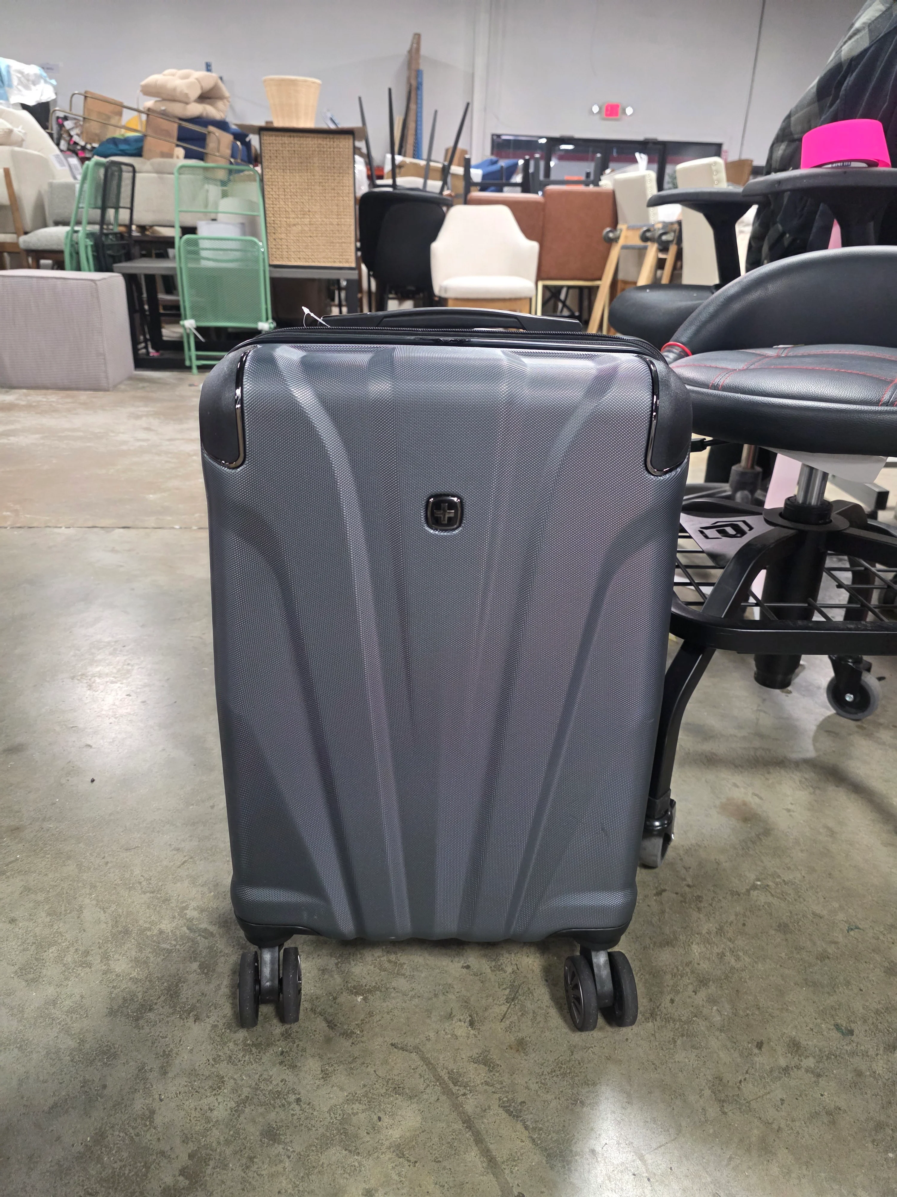 Cascade Hardside Carry On Suitcase - Image 9