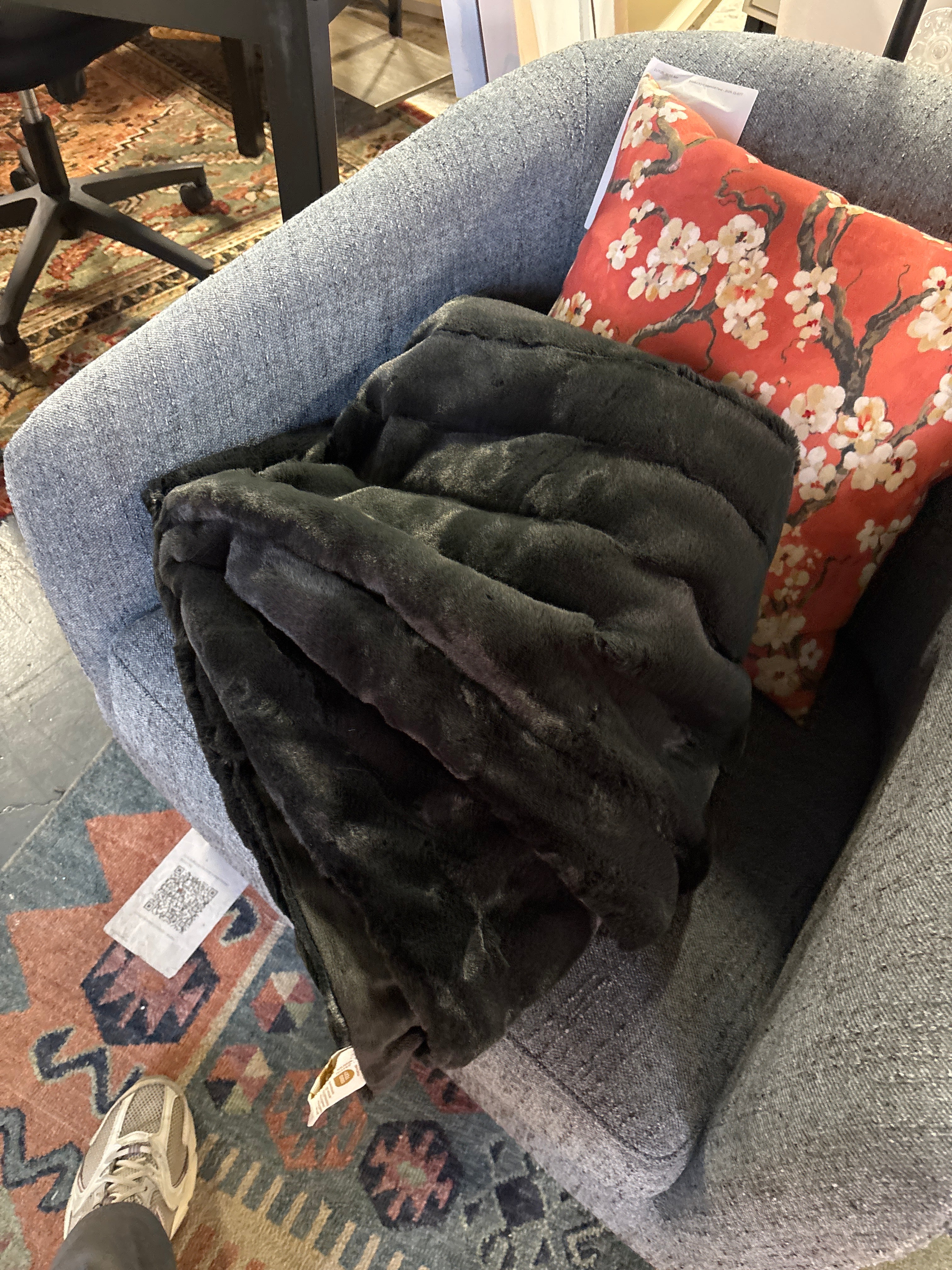 Channel Faux Fur Throw Black SHOWROOM ITEM - Image 3
