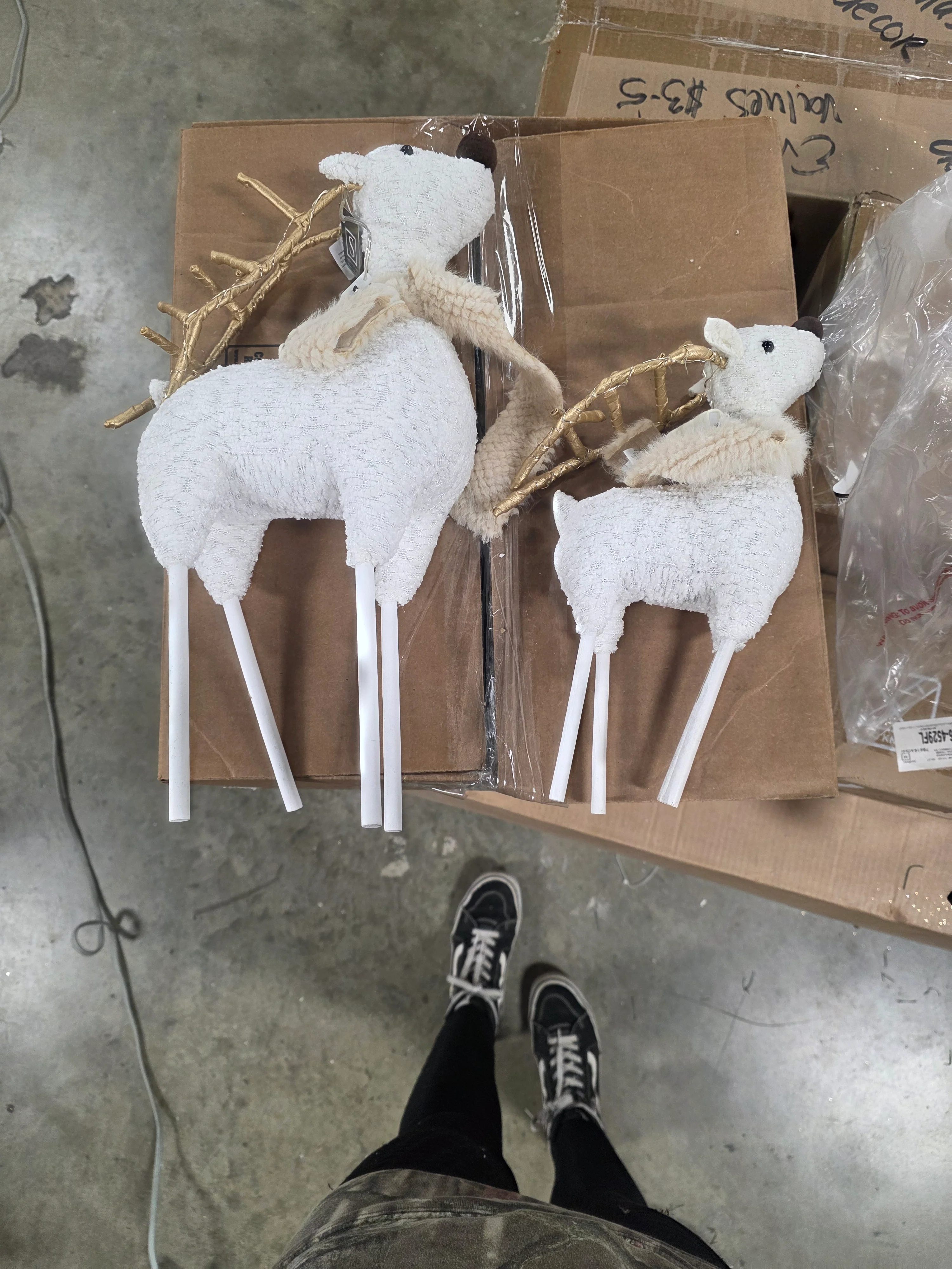 Comfy Christmas 2-Pack Deer Lighted Figurine, final cut - Image 6