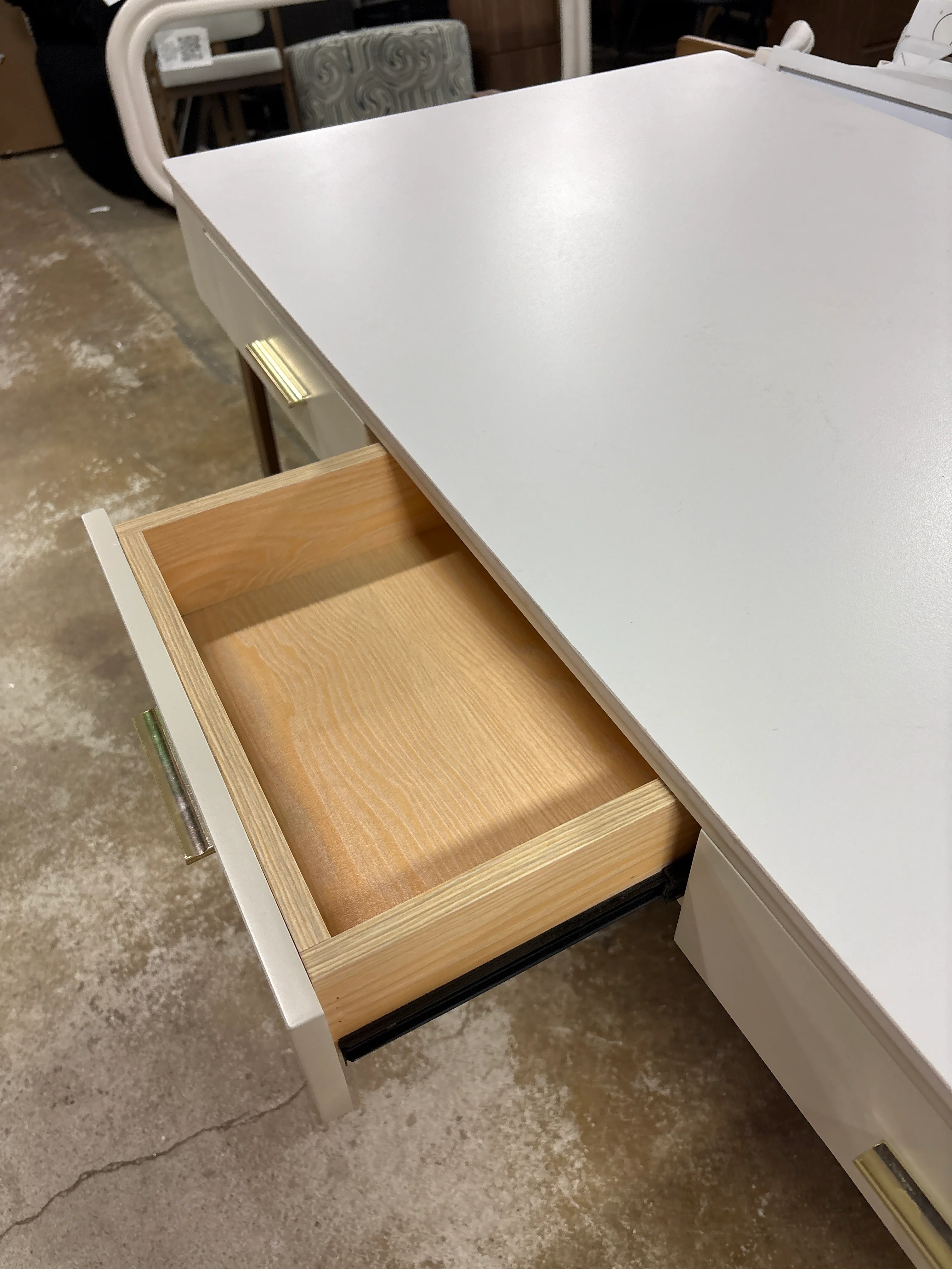 Cream Style Luxury White Sintered Stone Desk, 3 Drawer Desktop Design SHOWROOM ITEM - Image 4