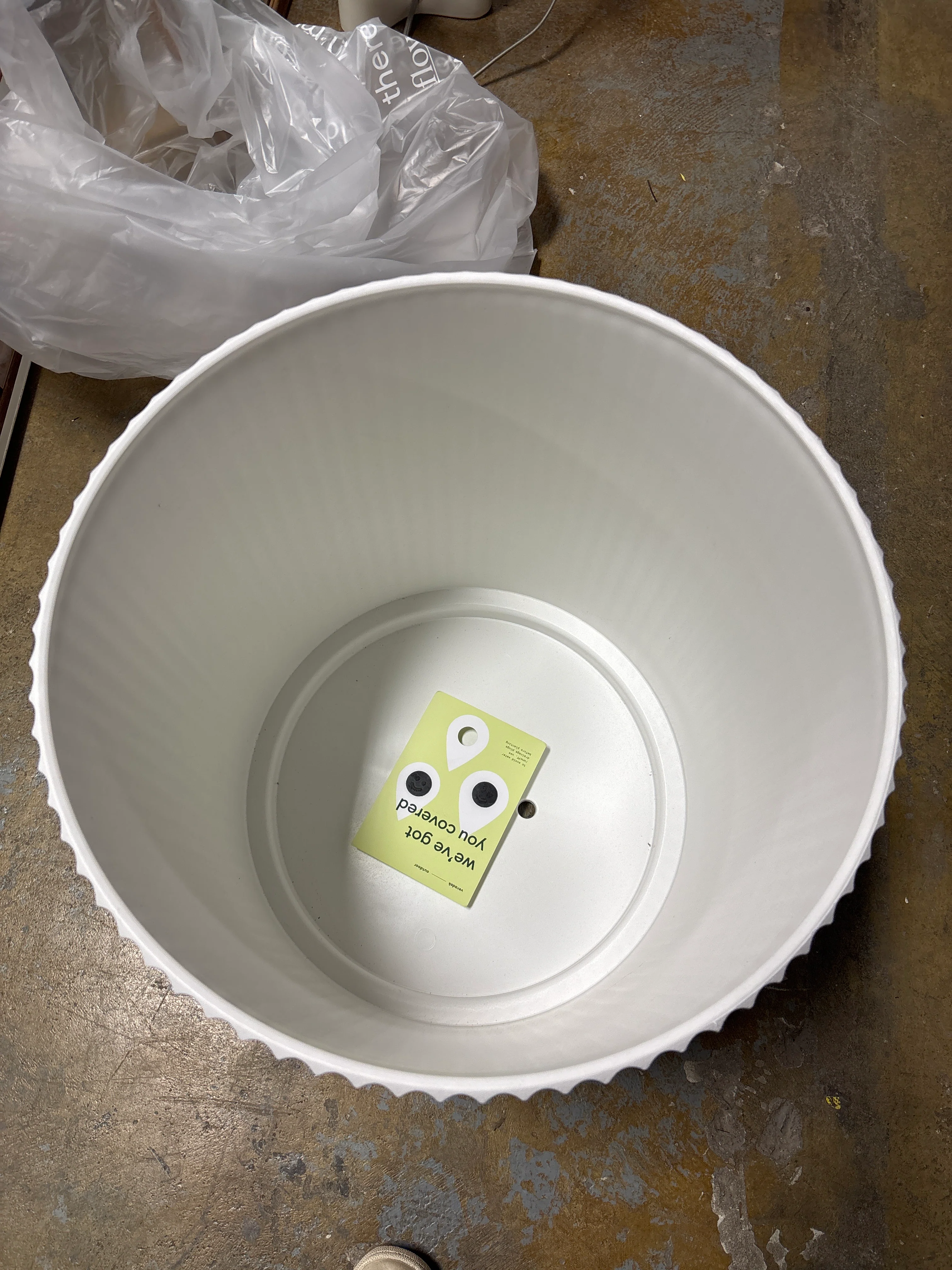 Demi Large White Plastic Round Planter SHOWROOM ITEM - Image 4