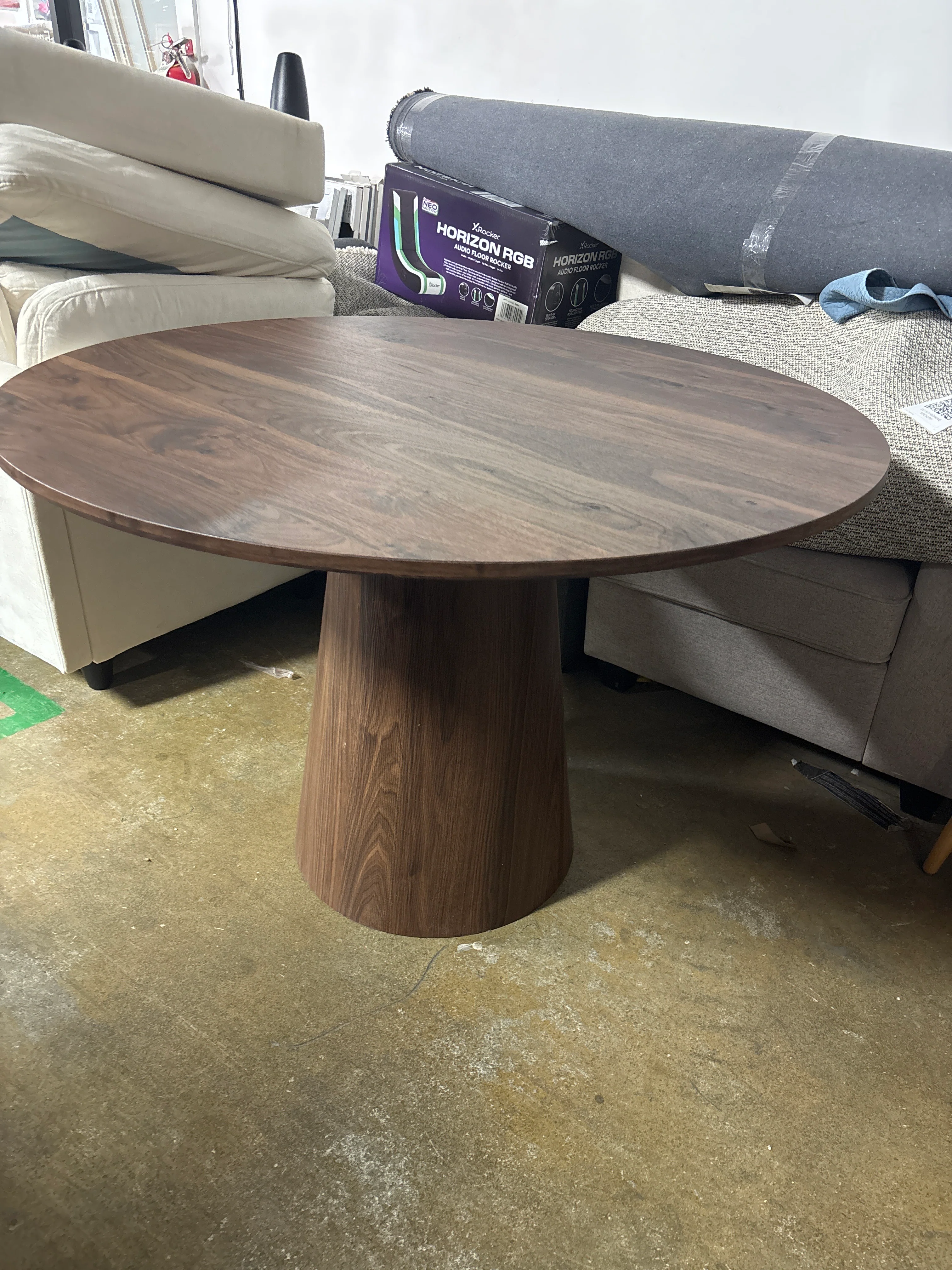 Dwen 46" Modern Round Pedestal Dining Table SHOWROOM ITEM - Image 2