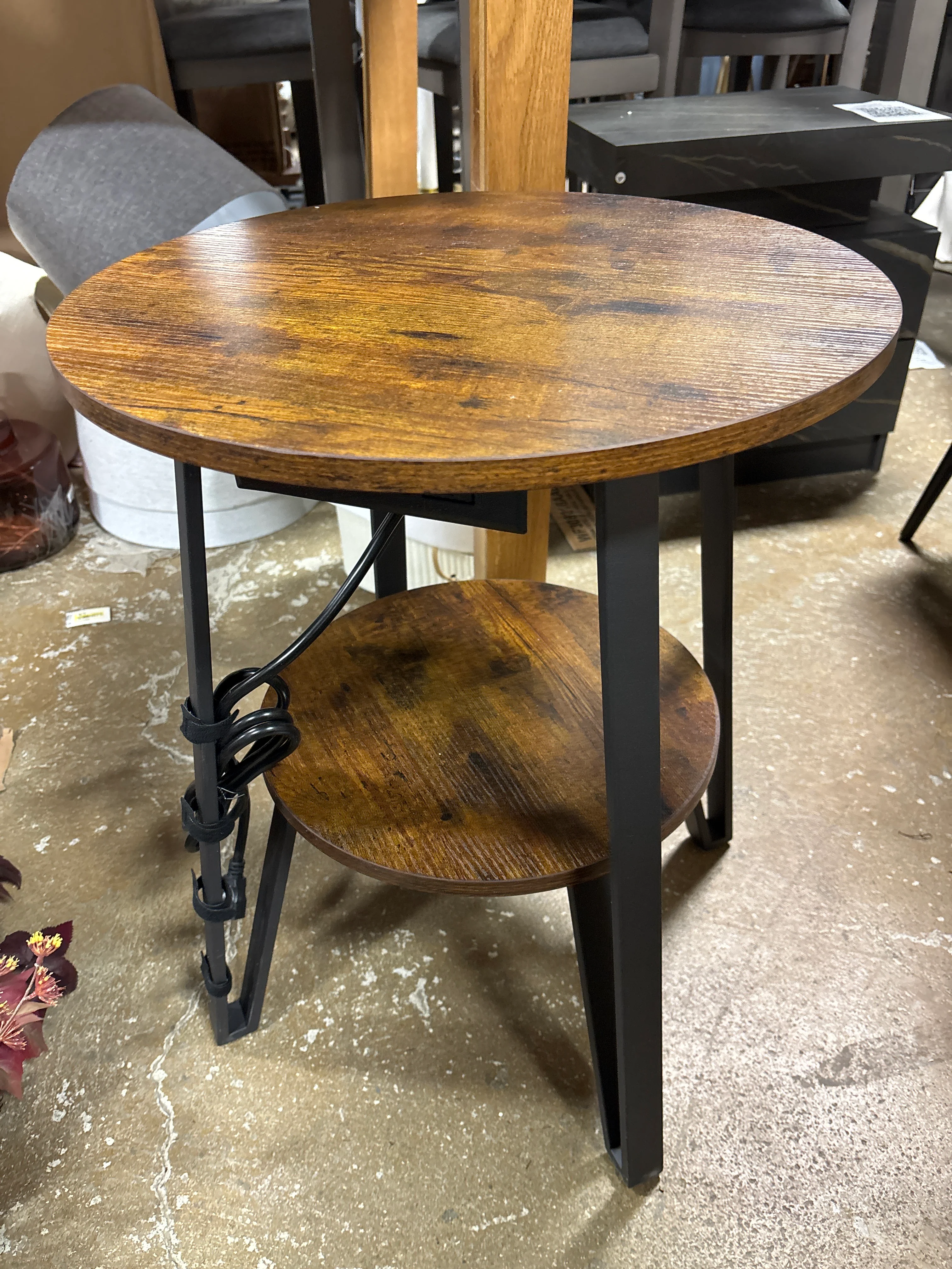 End Table With Charging Station SHOWROOM ITEM - Image 2