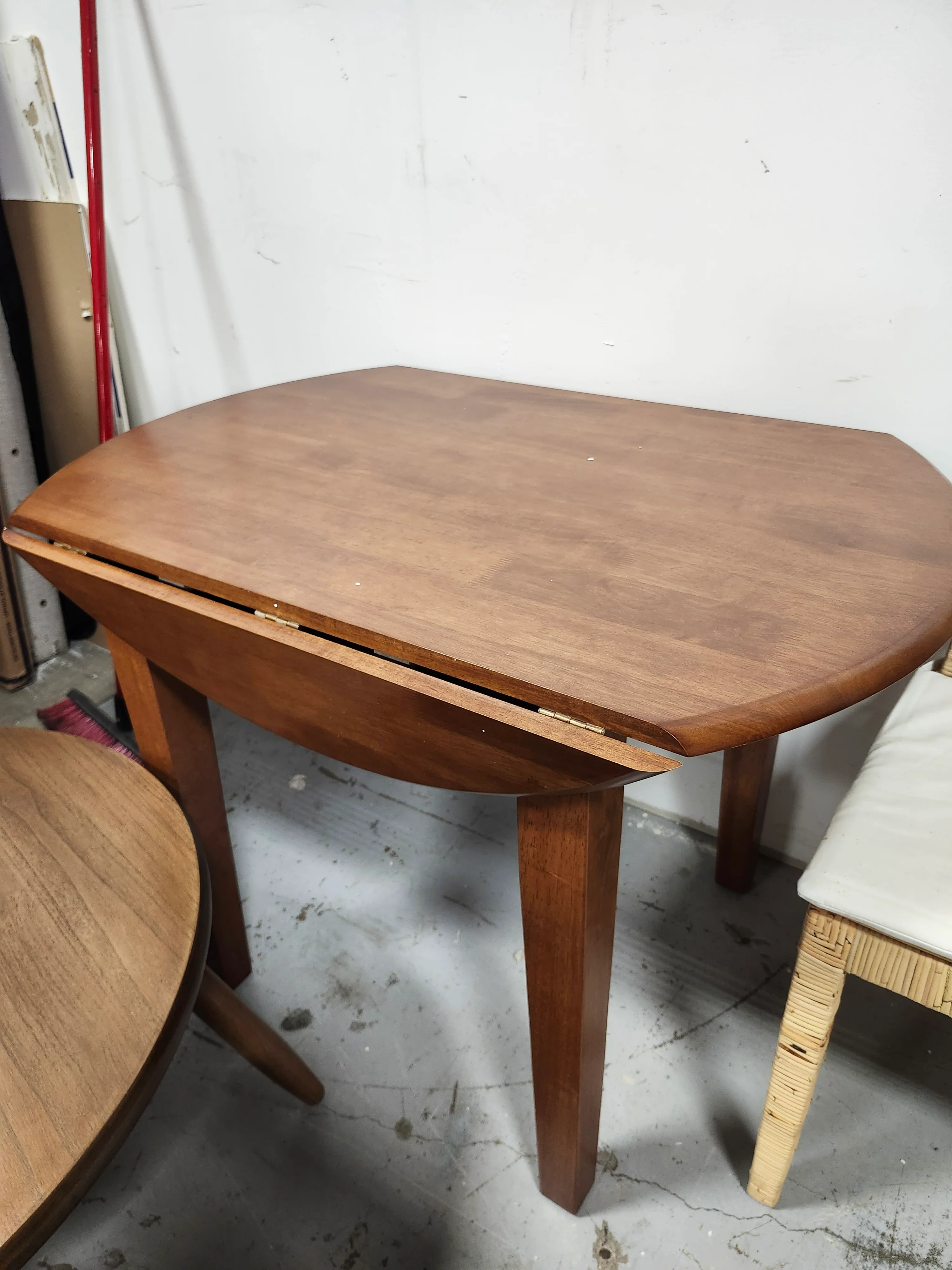 Framlingham Extendable Round Solid Wood Dining Table SHOWROOM ITEM - Image 2