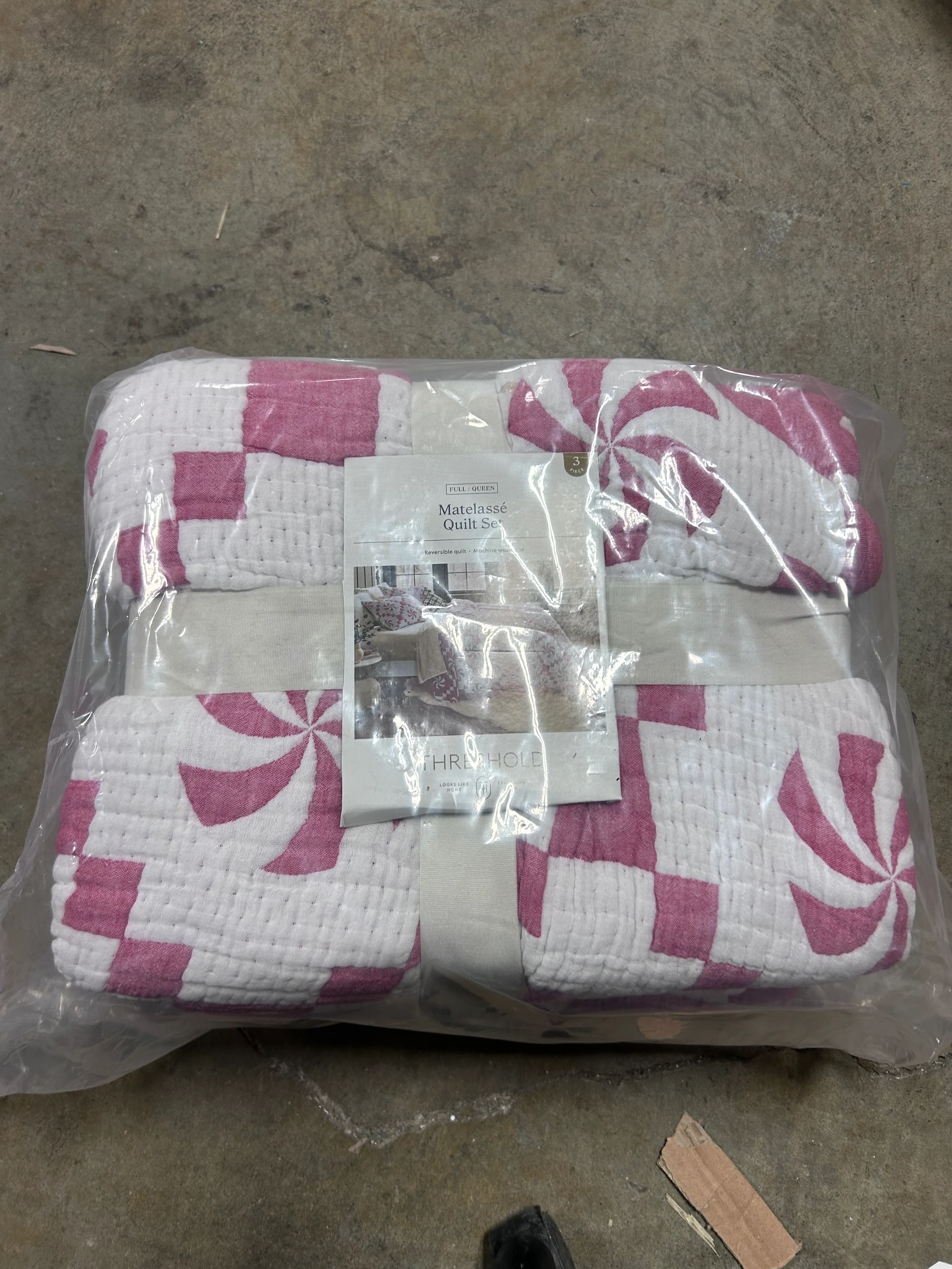 Full/Queen Holiday Matelasse Quilt Set Red - Red - Image 5