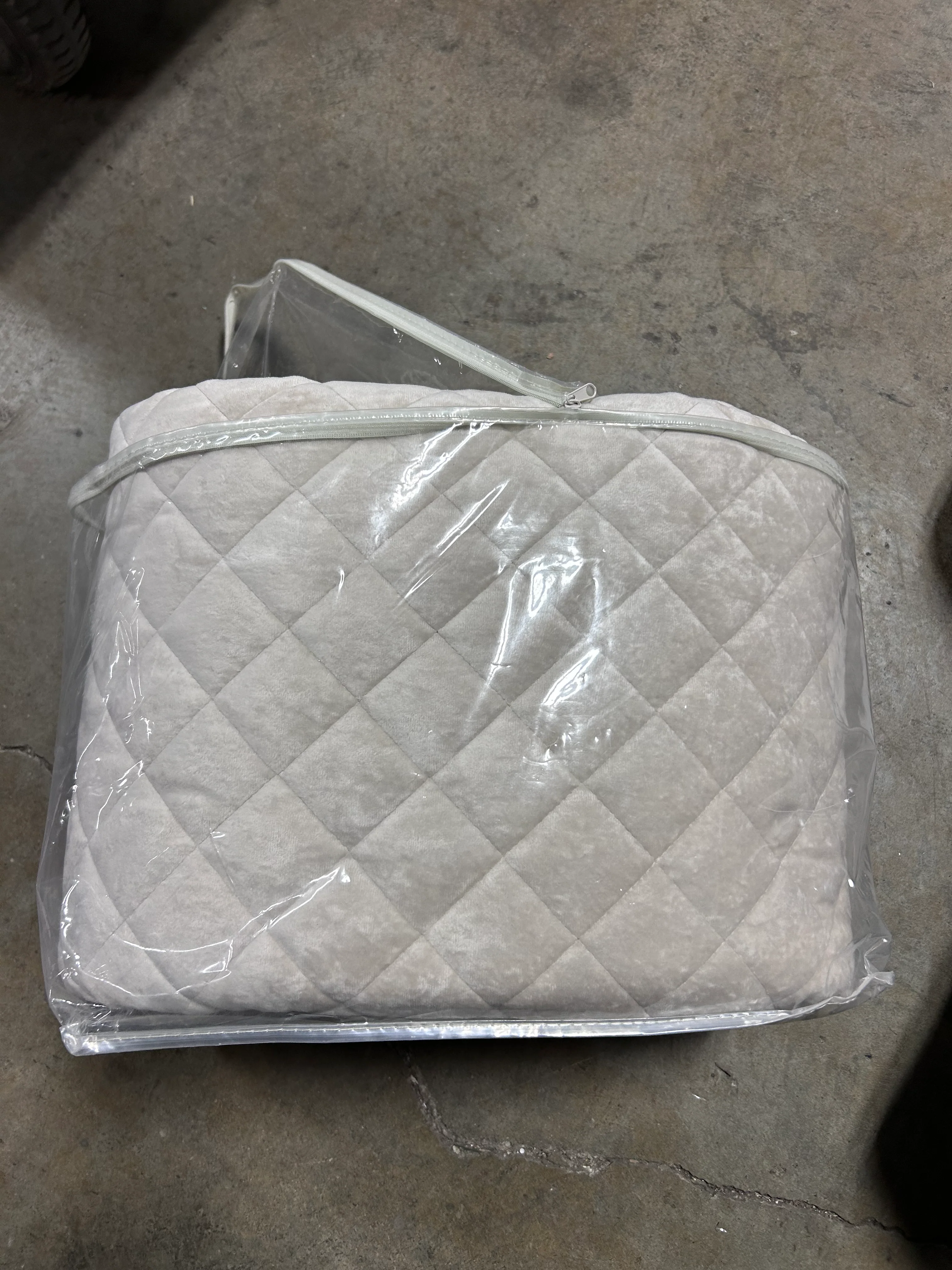 King Luxe Diamond Stitch Velvet Quilt Khaki - Image 5