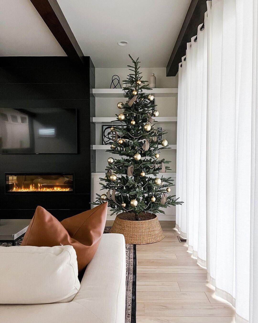 King Noble Fir Artificial Christmas Tree Unlit - Image 2