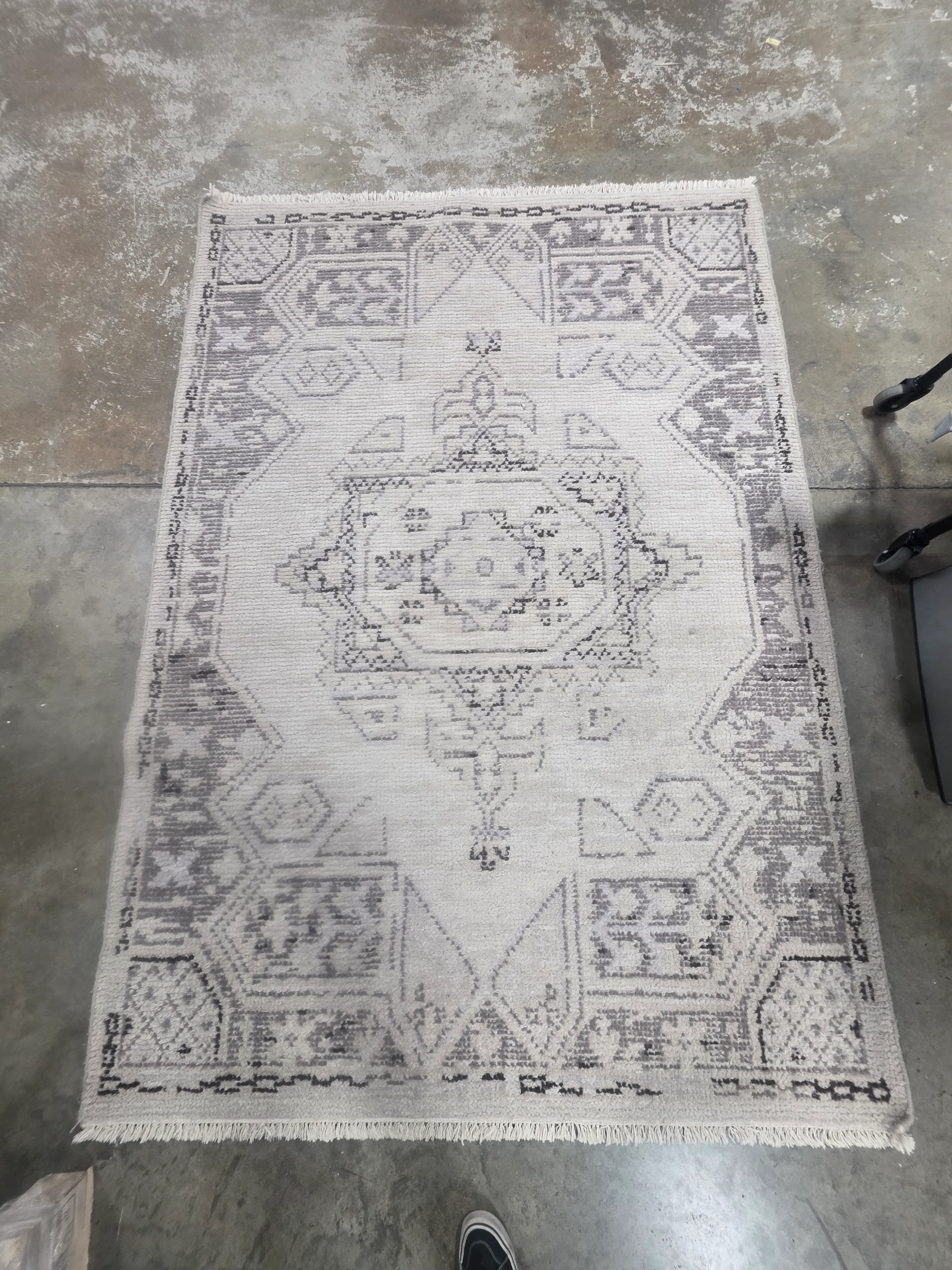 Knolls Authentic Handknotted Distressed Persian Rug Gray/Ivory/Black - 5x7 - Image 5