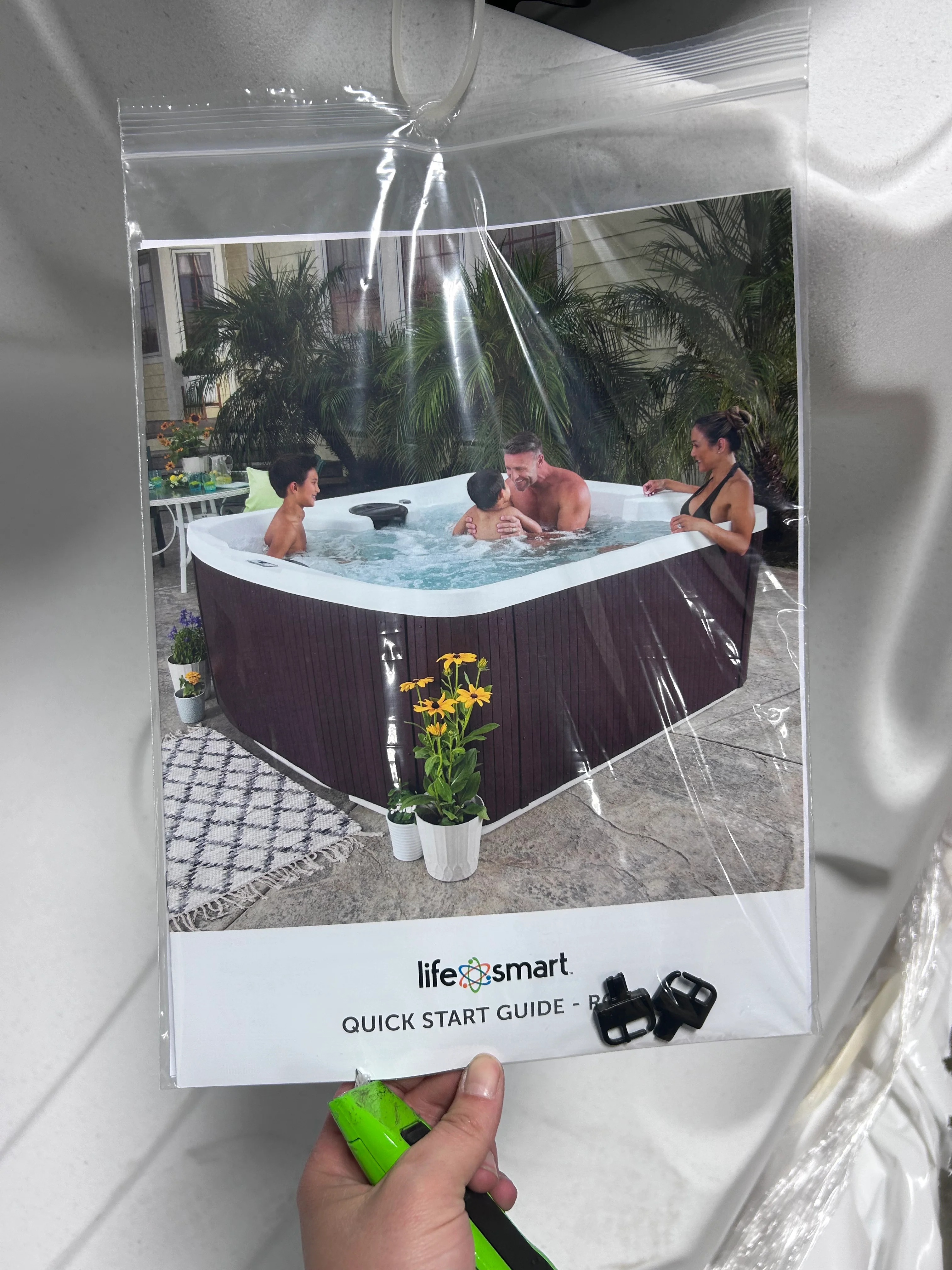 Leganza Rectangle Hot Tub with Ozonator - Image 11