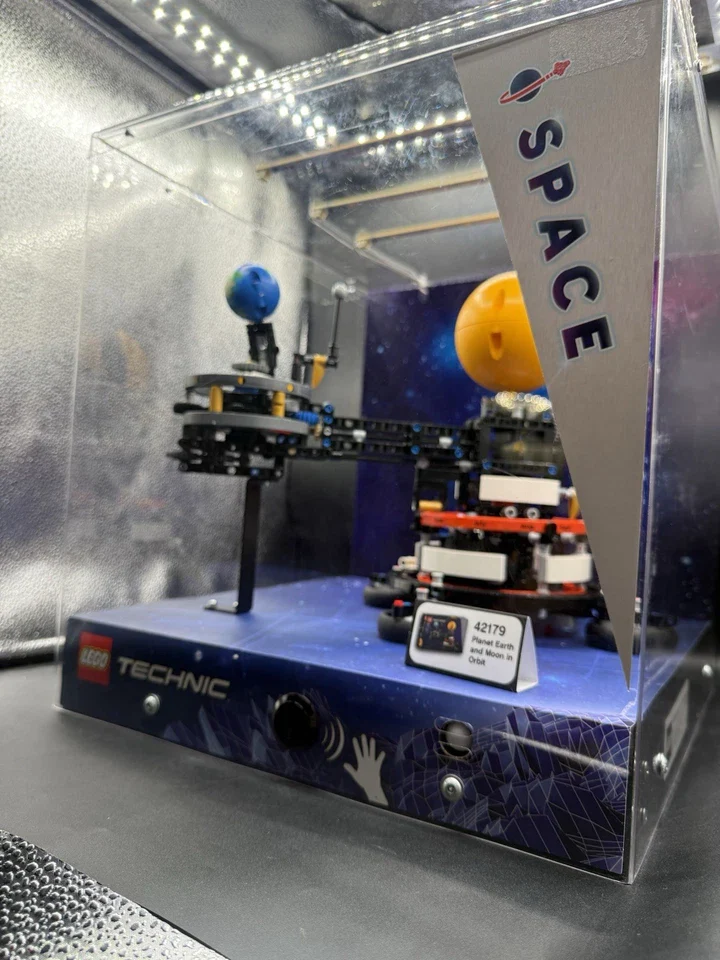 LEGO Technic Planet Earth And Moon Orbit, - Image 3