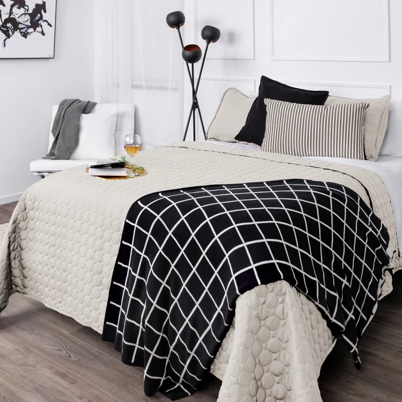 Lightweight Oversized Reversible Quilt Set with Shams King/Cali King - Image 4