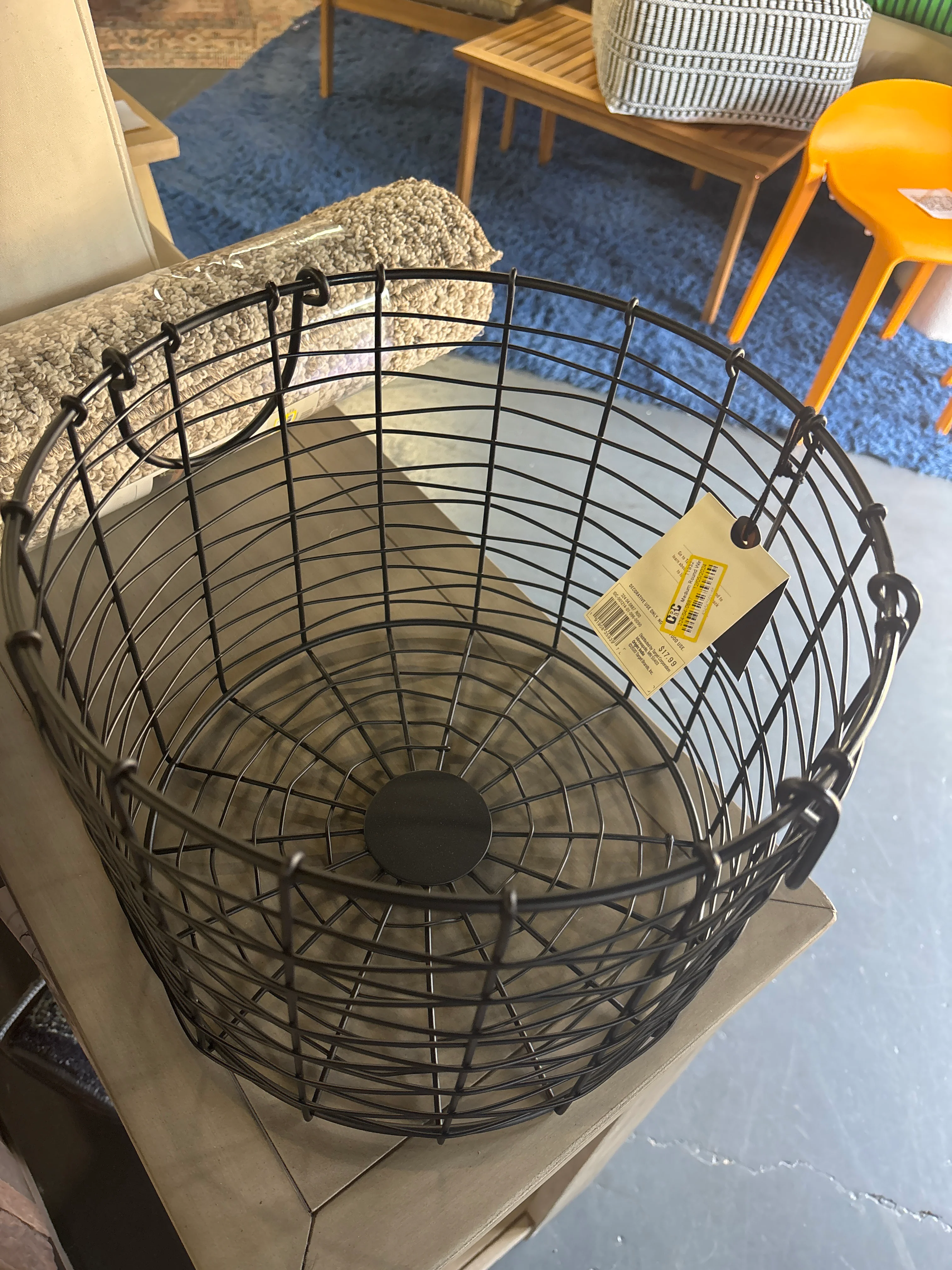 Medium Round Wire Storage Basket with Handles - Black SHOWROOM ITEM - Image 3