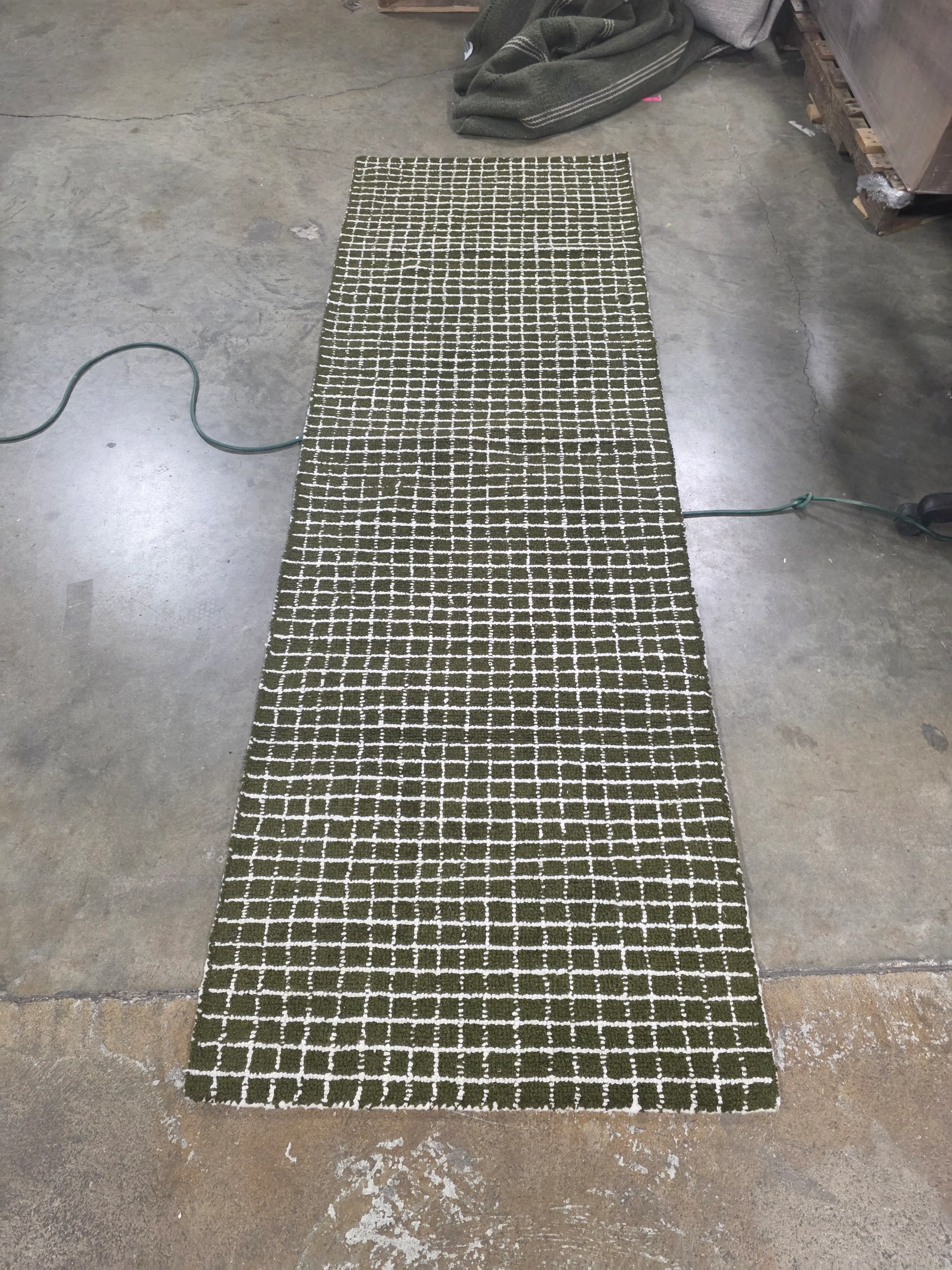 Melrose Checked Wool Area Rug 2'6"x8' - Image 6