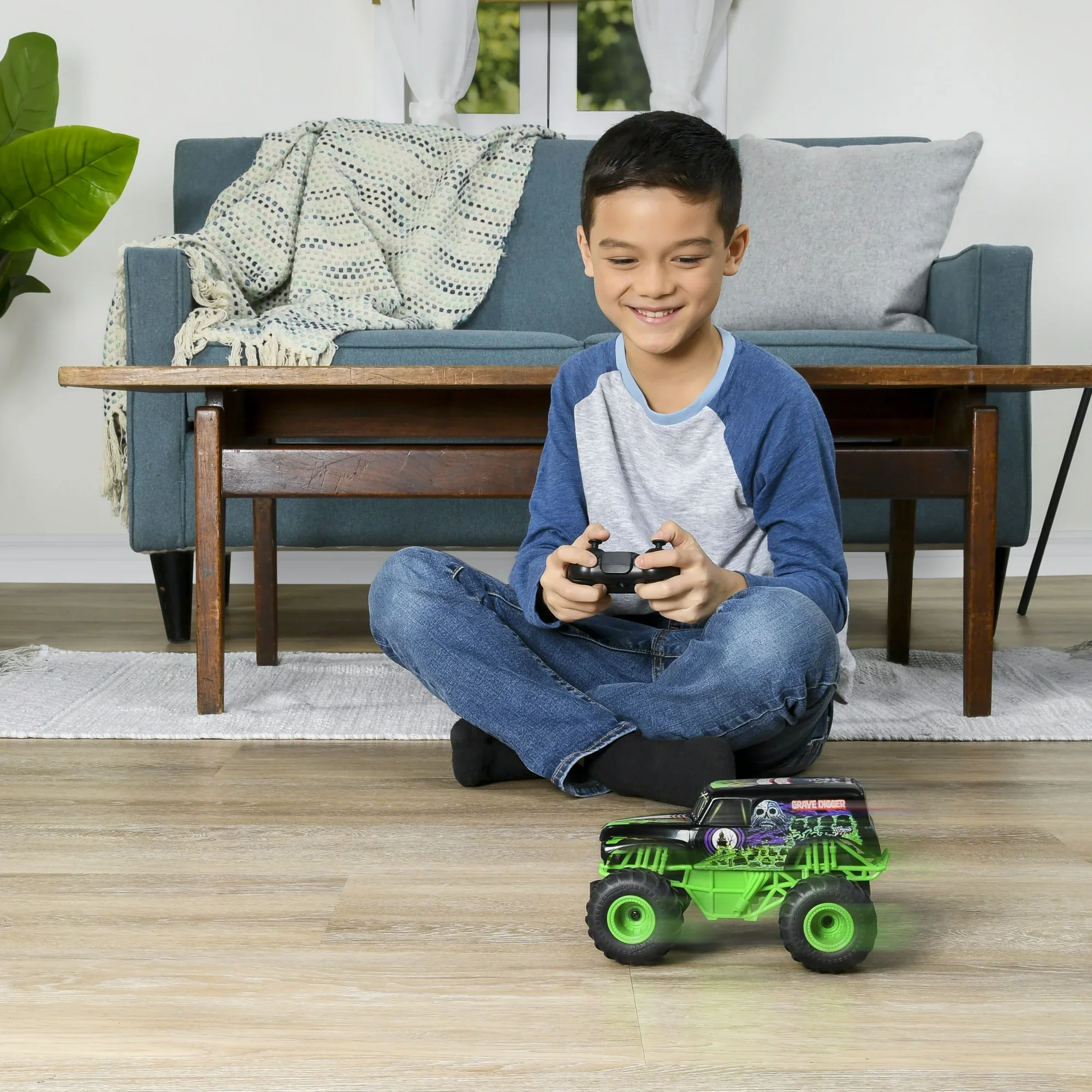 Official Grave Digger Remote Control Monster Truck - Image 3