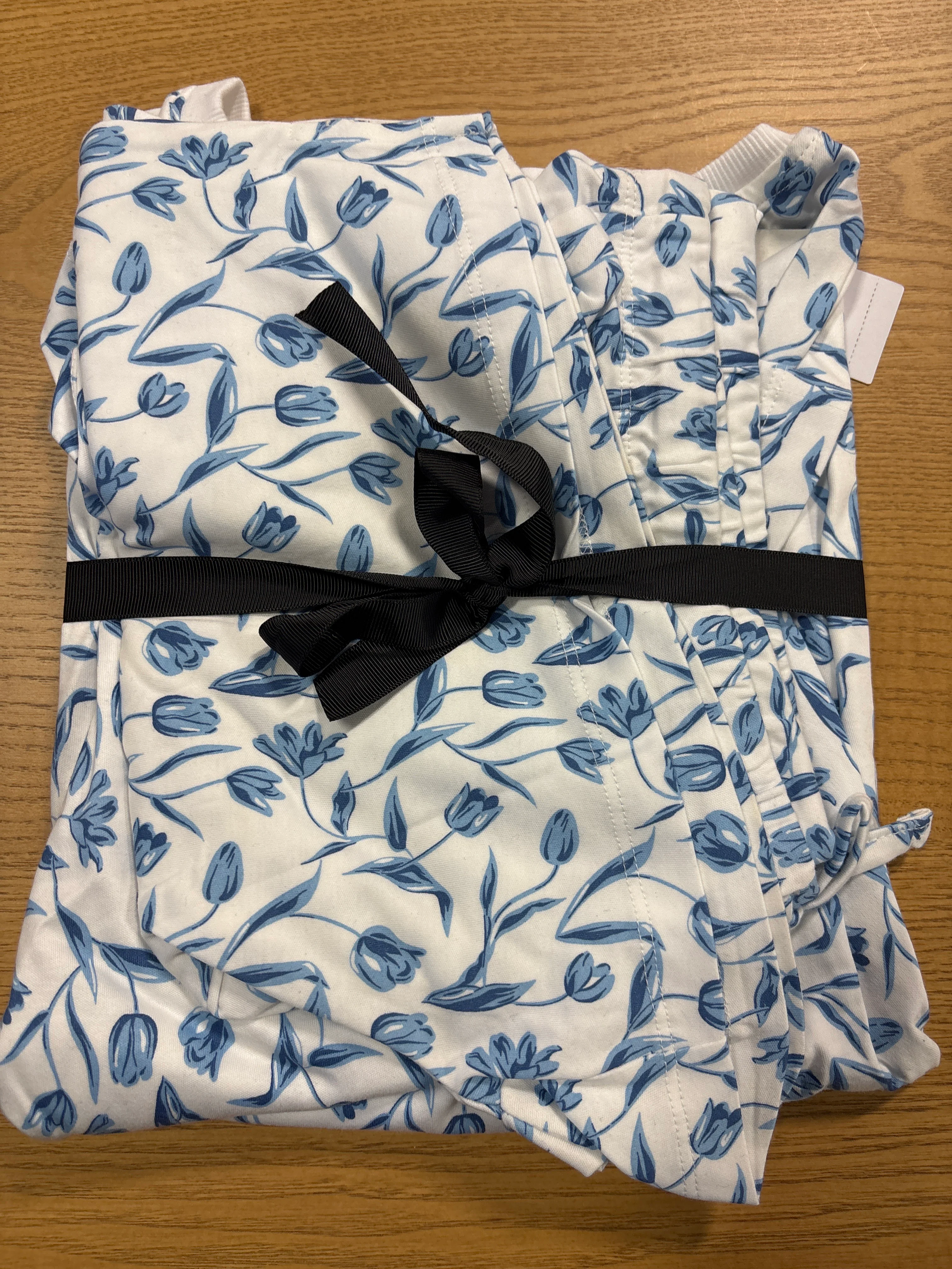Outlet Essential Short-Sleeved Pajama Set - Floating Tulips Blue and White SHOWROOM ITEM - Image 3