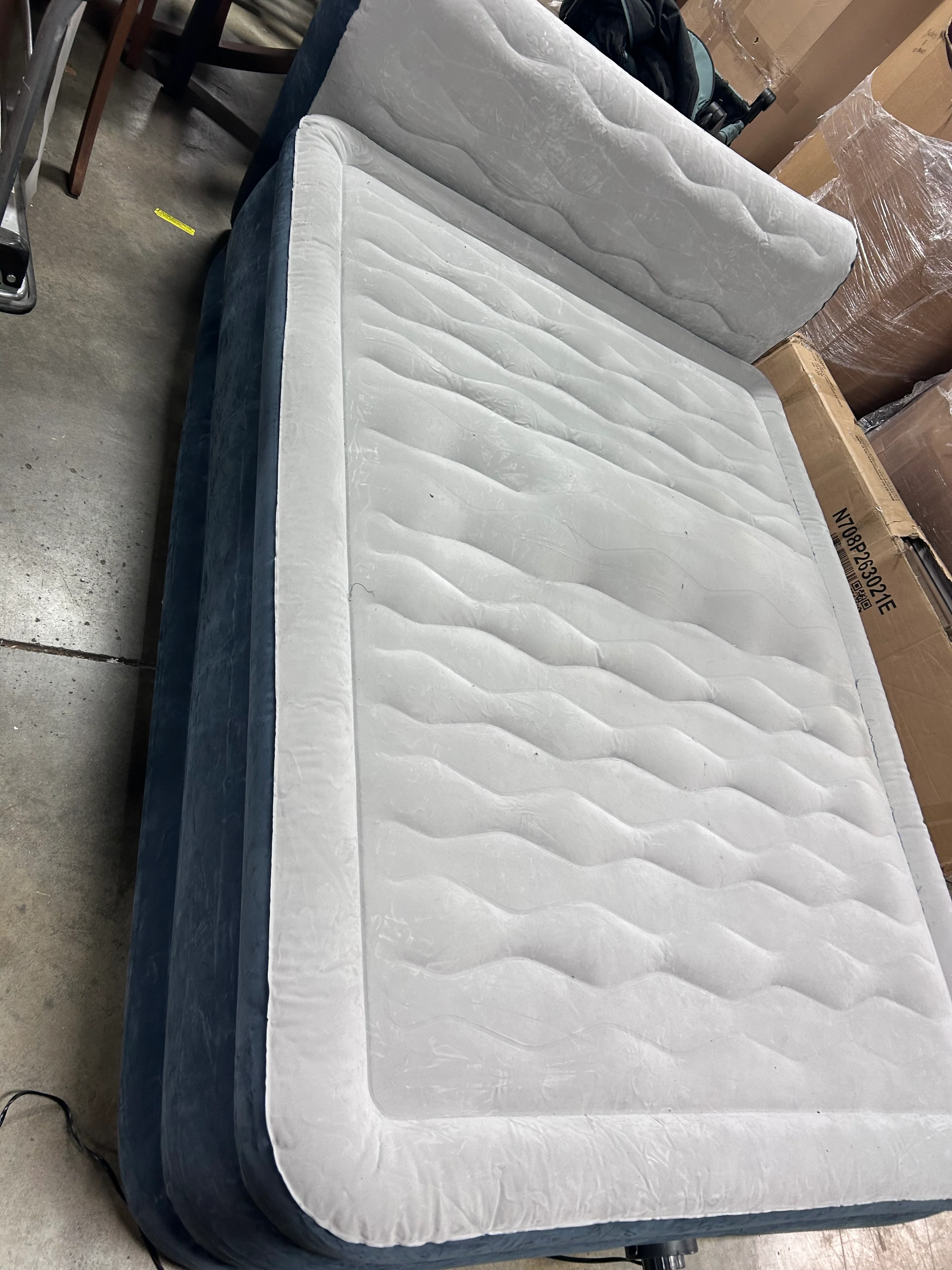 Pillow Top Air Mattress with Electric Pump and Headboard Queen - Image 6