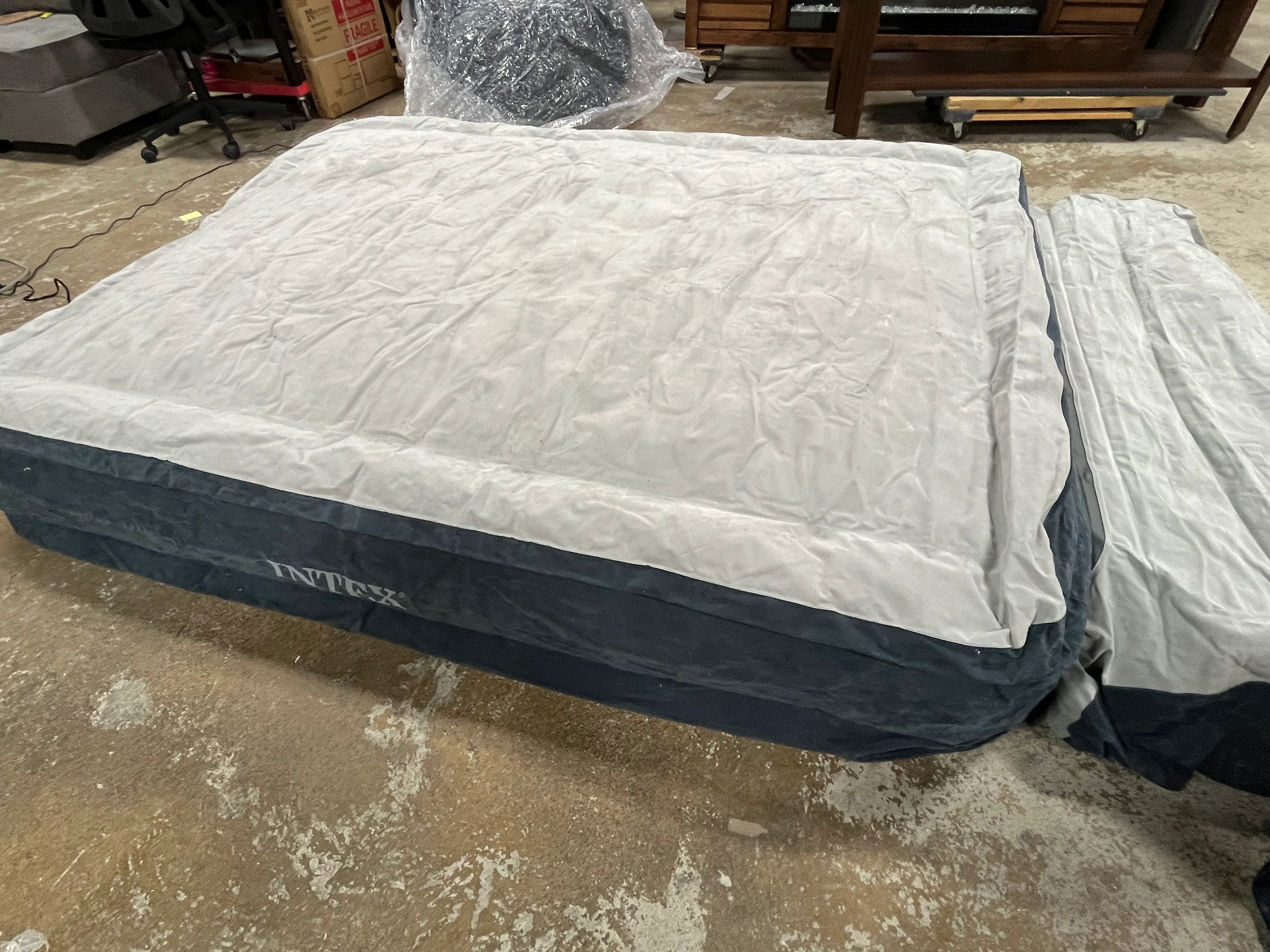 Pillow Top Air Mattress with Electric Pump and Headboard - Queen Size - Image 6