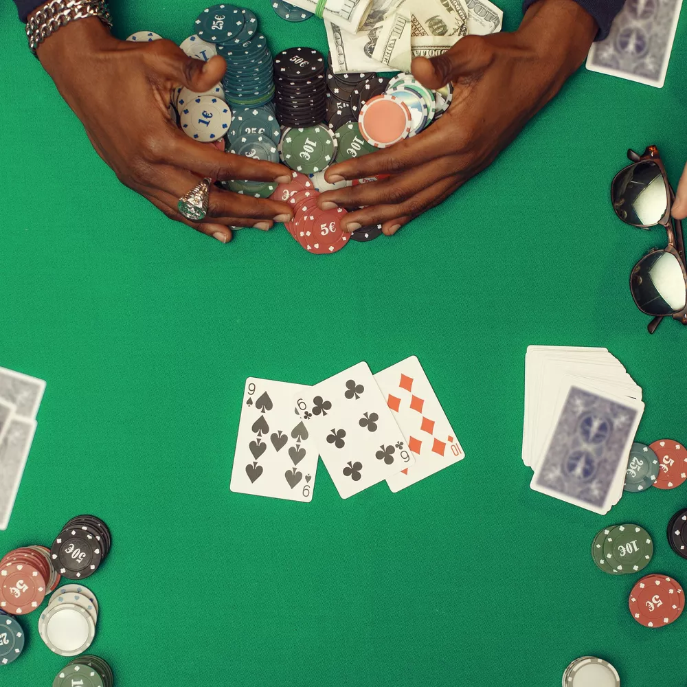 Recreational Poker Set With 500 Chips, 2 Decks, and Aluminum Case - Image 4