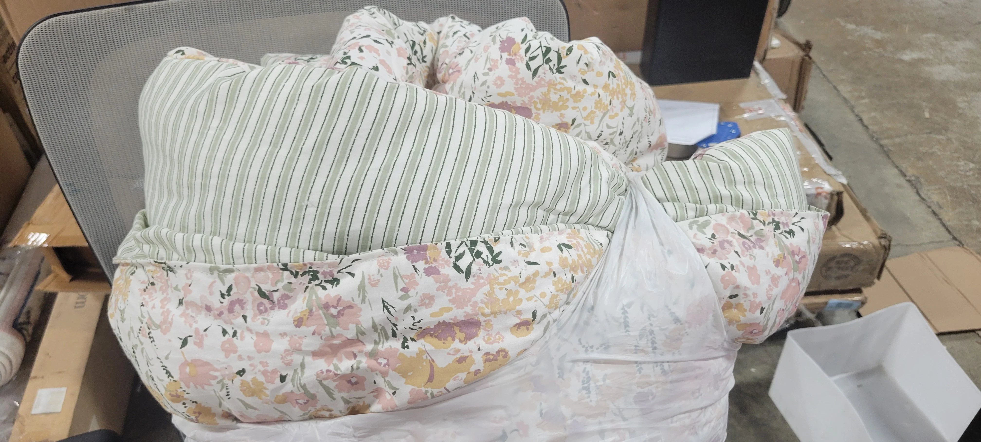 Reversible Floral and Stripe Comforter Pink/Green - Full / Queen - Image 4