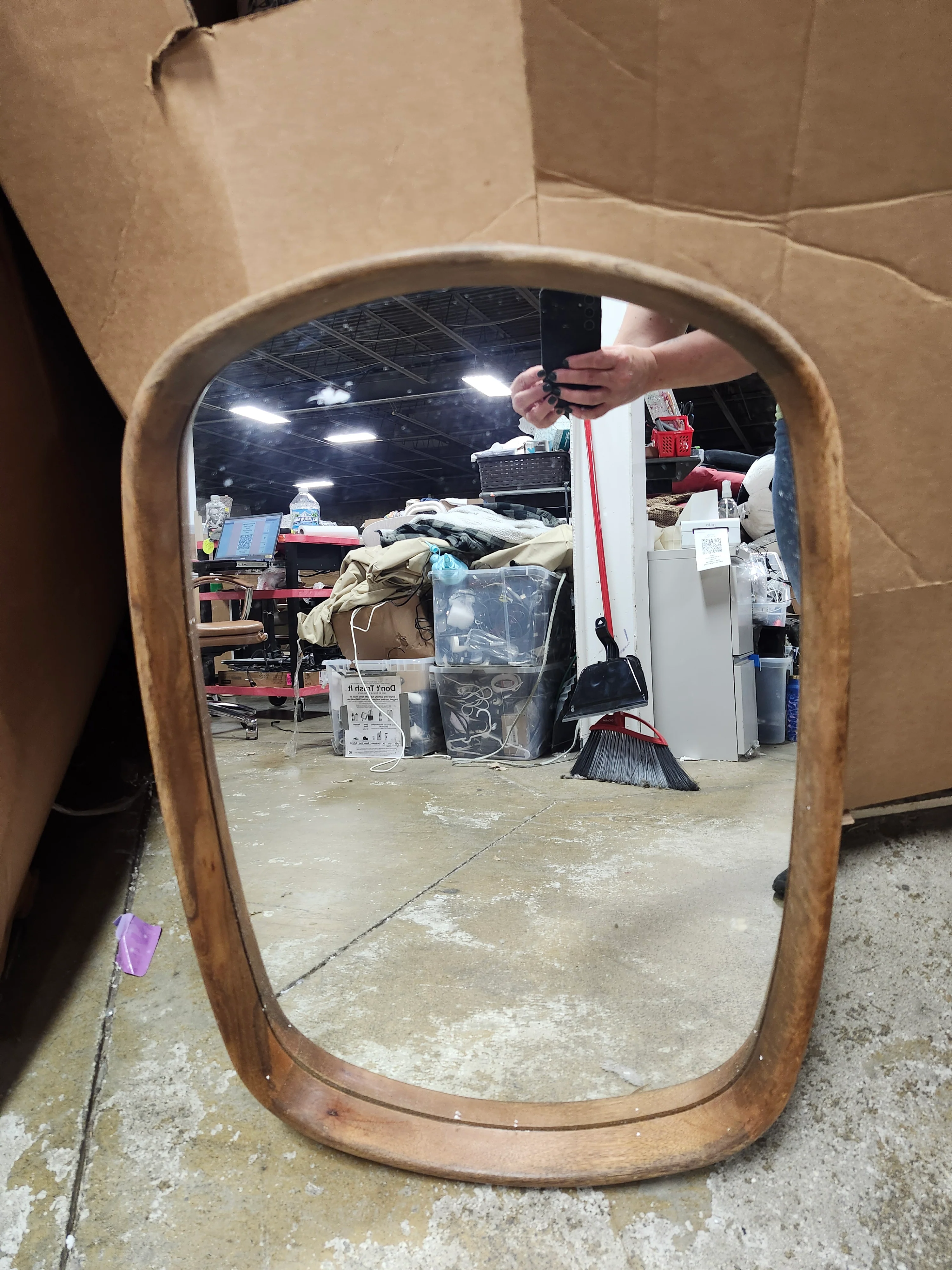 Round Rectangle Modern Wall Mirror; Natural Brown; 20 x 30; SHOWROOM ITEM - Image 2