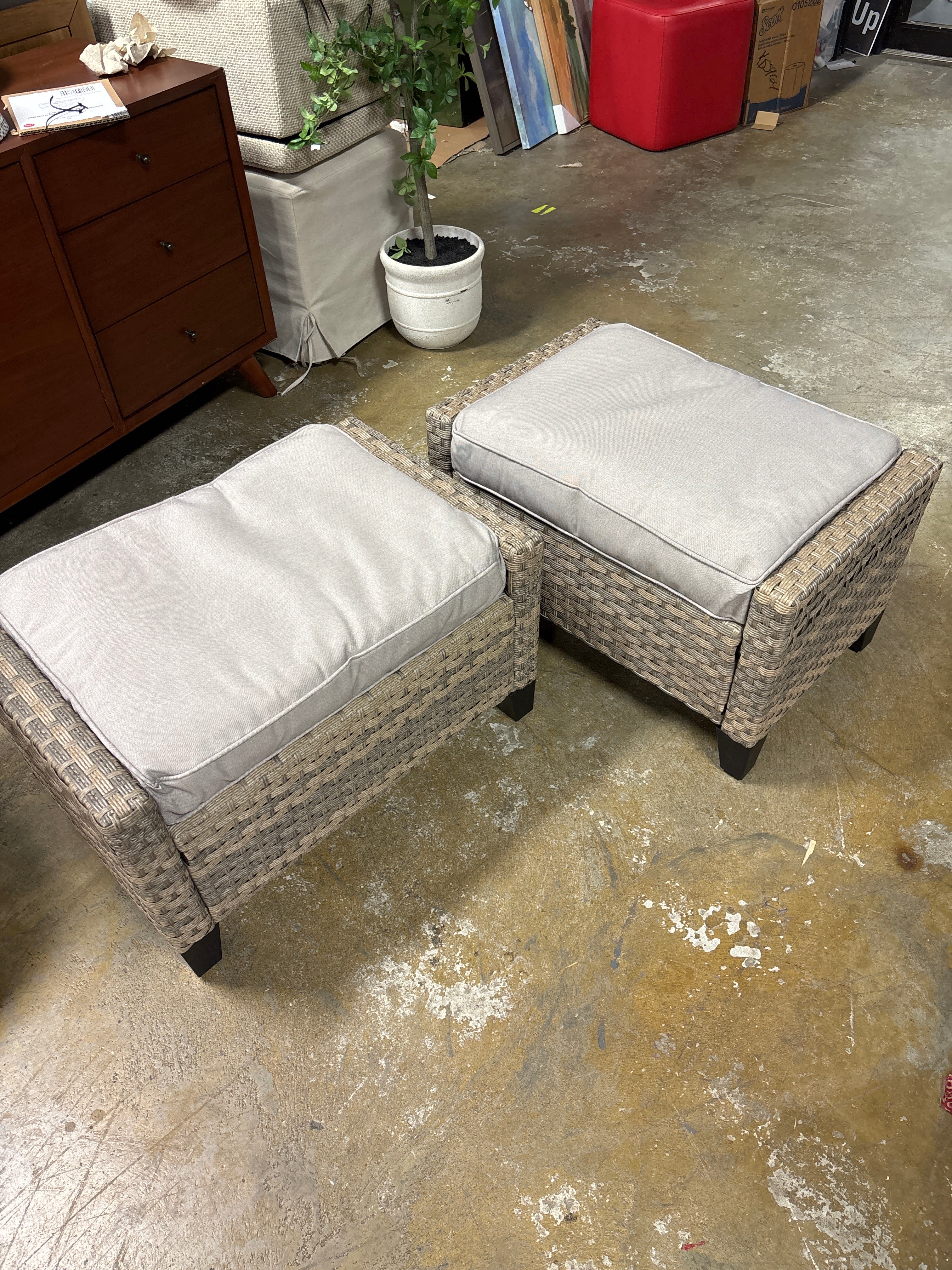 (Set of 2) Eagle Peak Wicker Outdoor Ottomans - Gray SHOWROOM ITEM - Image 3