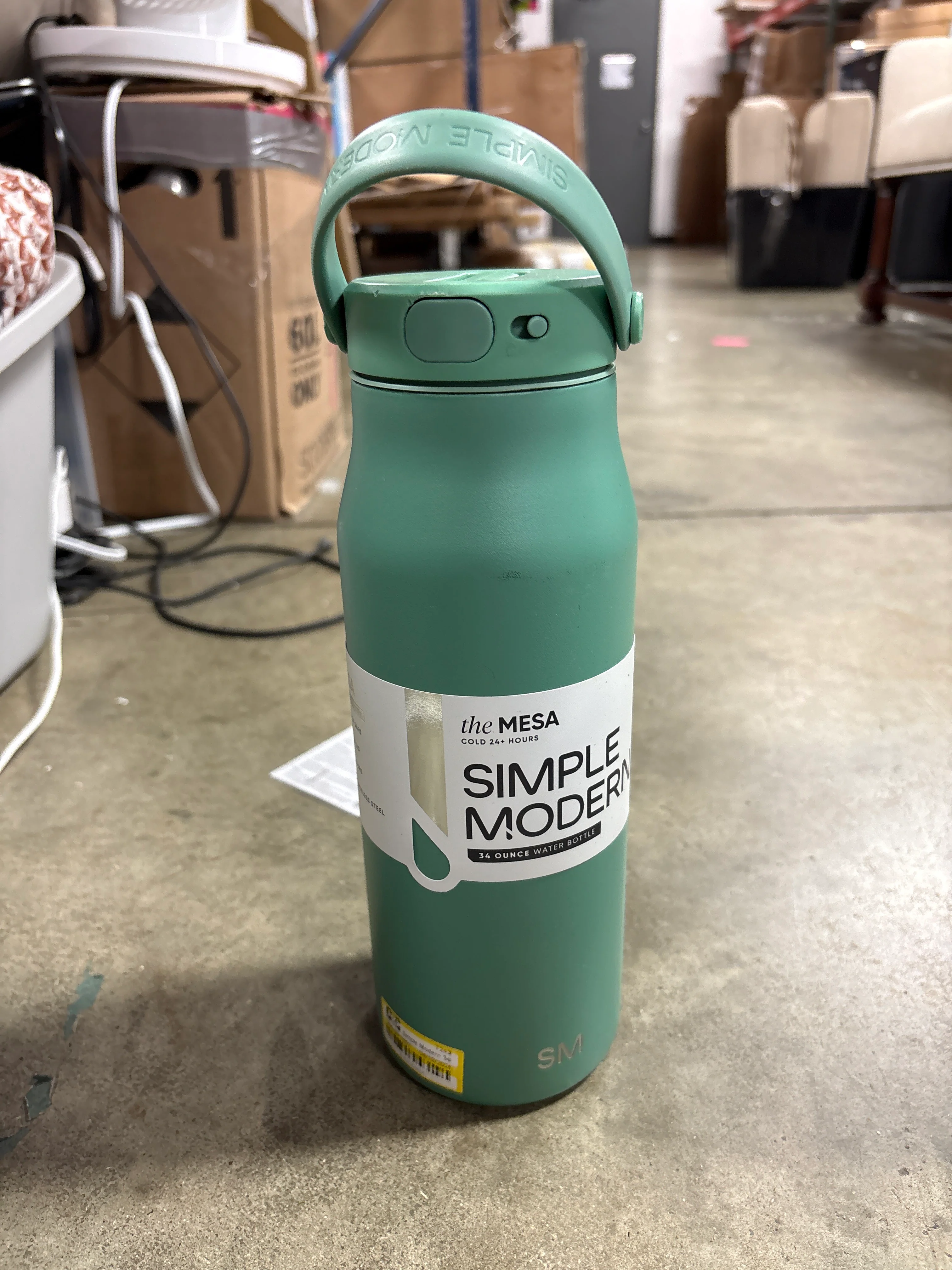 Simple Modern 34oz Mesa Laguna Water Bottle Sage Green SHOWROOM ITEM - Image 2