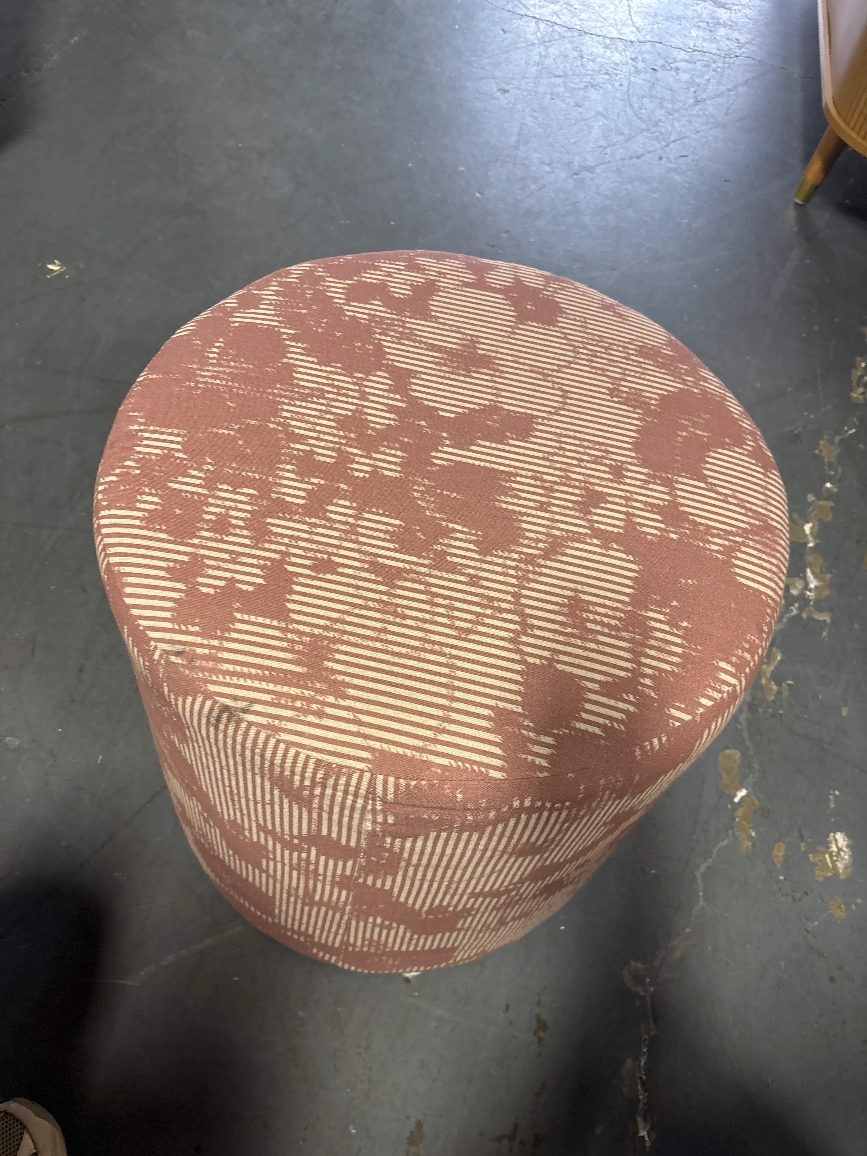 Tambor Ottoman Hibiscus Ripple Mauve SHOWROOM ITEM - Image 4