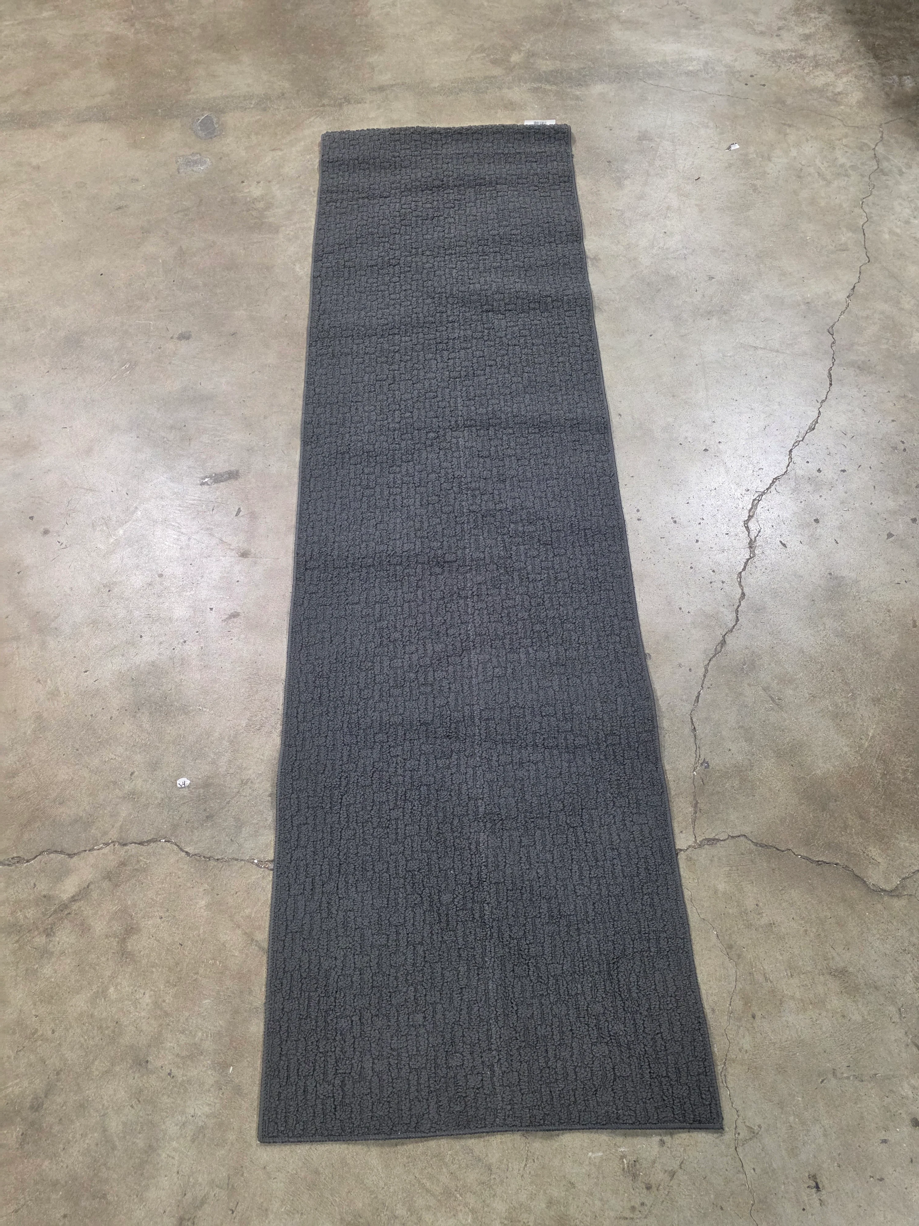 Washable Solid Machine Tufted Rug 2'x7' - Image 5